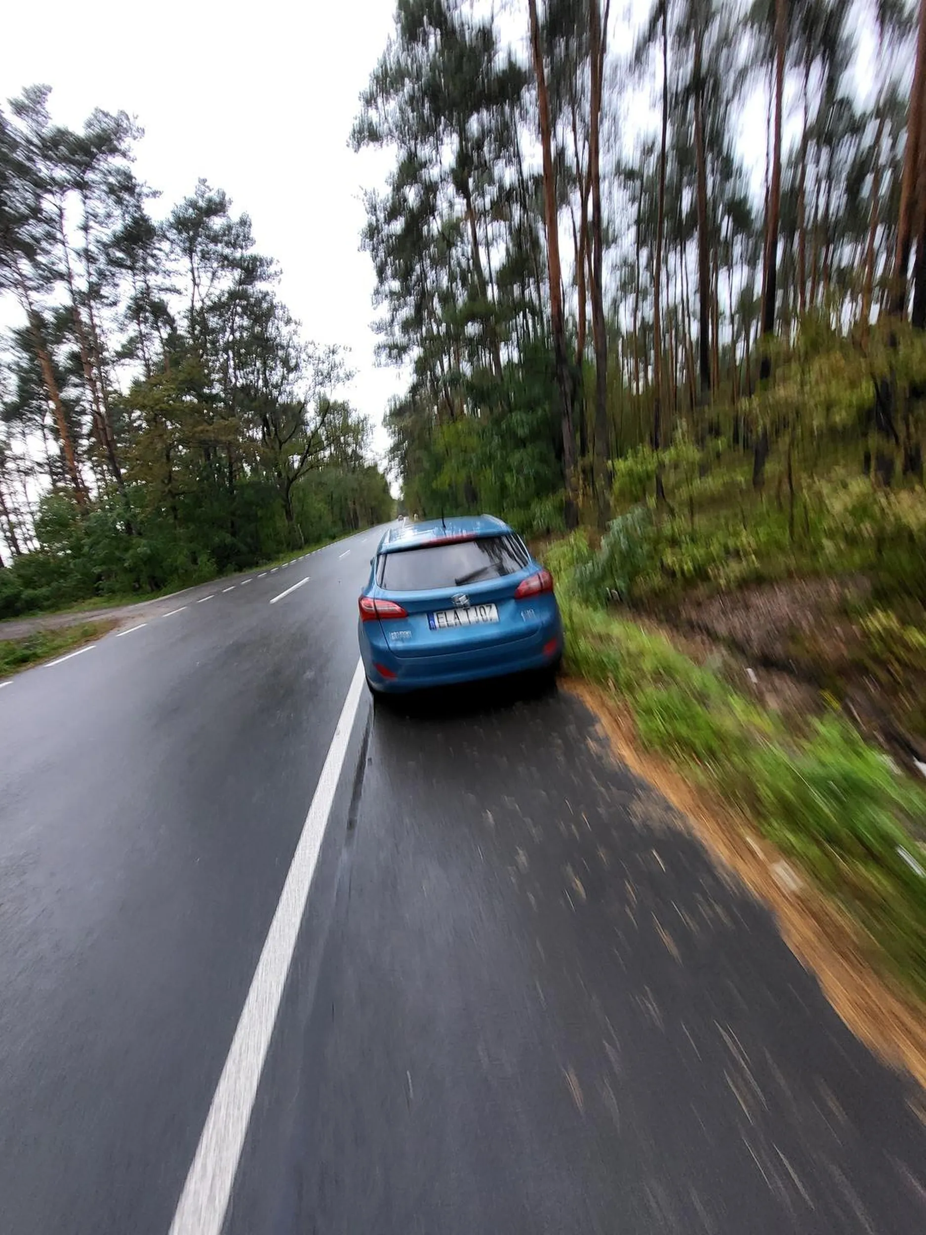 Parkowanie na poboczu jest zakazane, ale przeciez kierowcy są najlepsi w przepisy. Pieszy albo rowerzysta może ryzykować życie oraz zdrowie i wtargnąć na jezdnie, żeby ominąć ten złom.