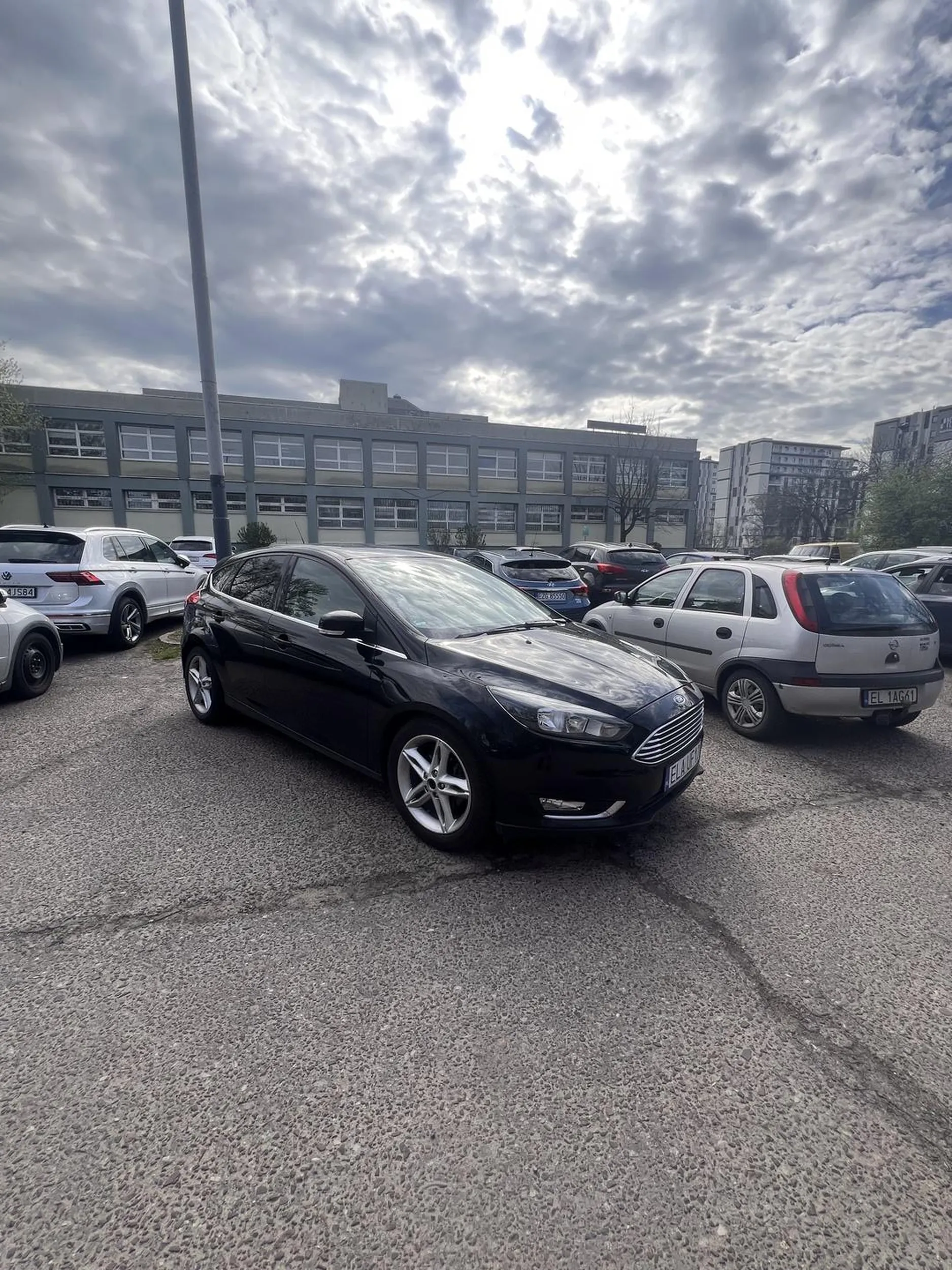 Kolega to chyba na zlot przyjechał, piękne parkowanie nie pozdrawiam