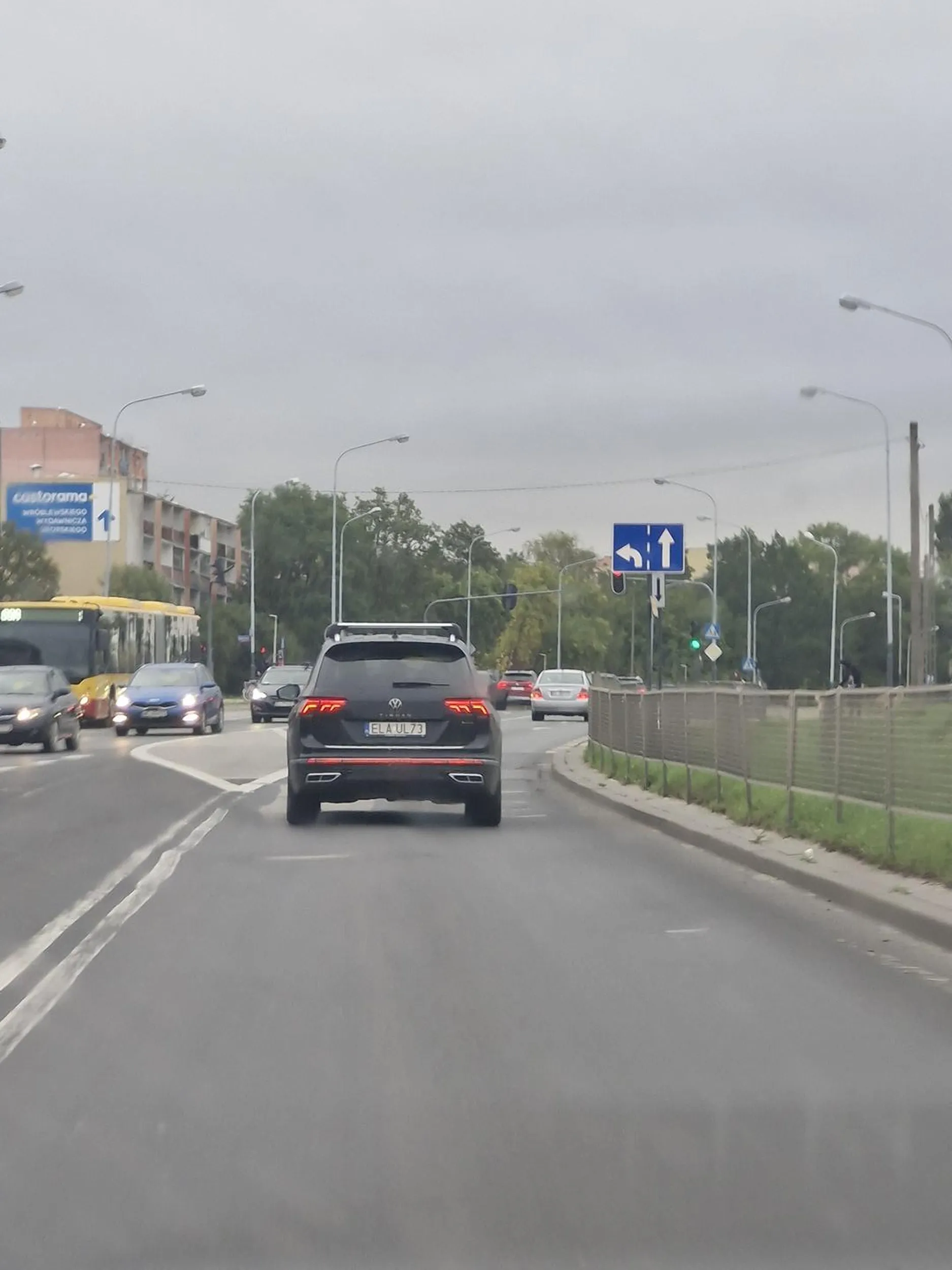 Uwaga, uszkodzone auto, brak kierunkowskazów