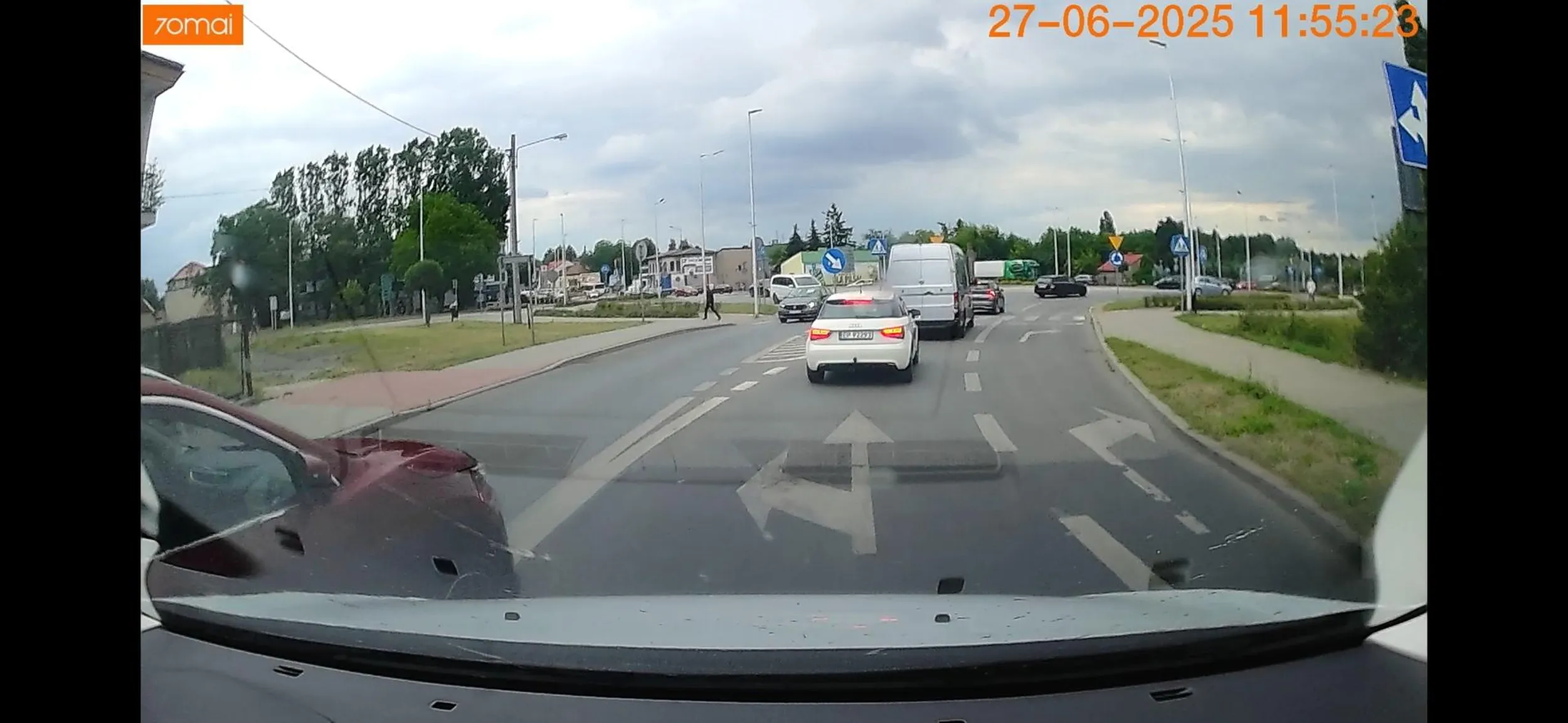 Pani wyprzedza wszystkich pod prąd i wciska się przedemnie z 5cm od obcierki na podwójnej ciągłej. I nie.. awaryjki nie załatwią tematu ze jesteś bezmózgiem..