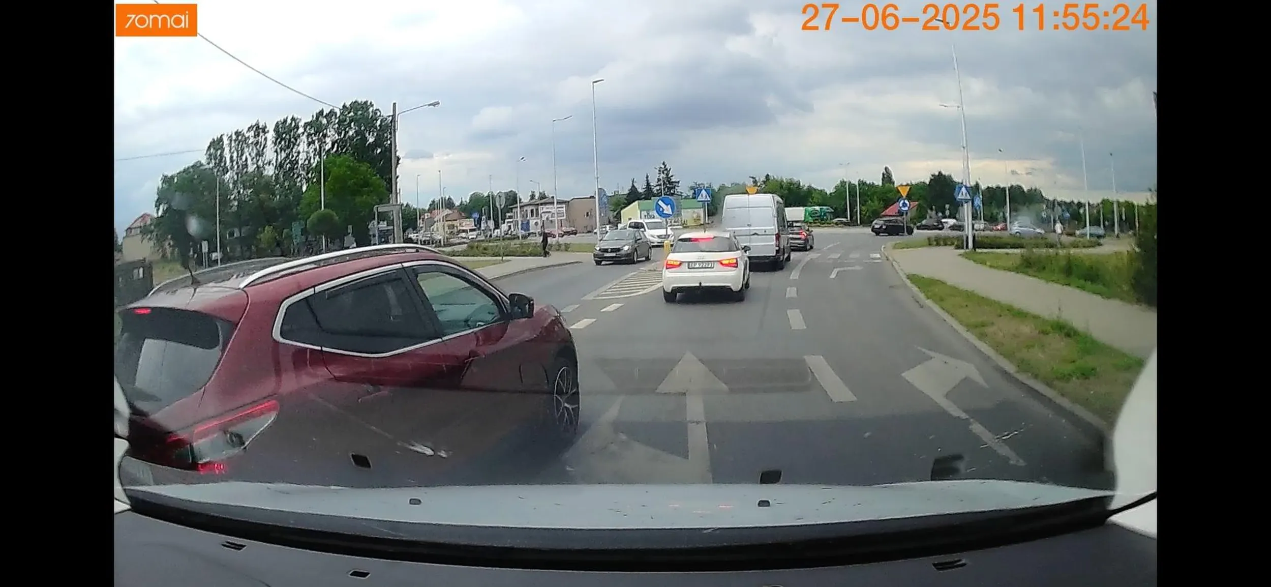 Pani wyprzedza wszystkich pod prąd i wciska się przedemnie z 5cm od obcierki na podwójnej ciągłej. I nie.. awaryjki nie załatwią tematu ze jesteś bezmózgiem..