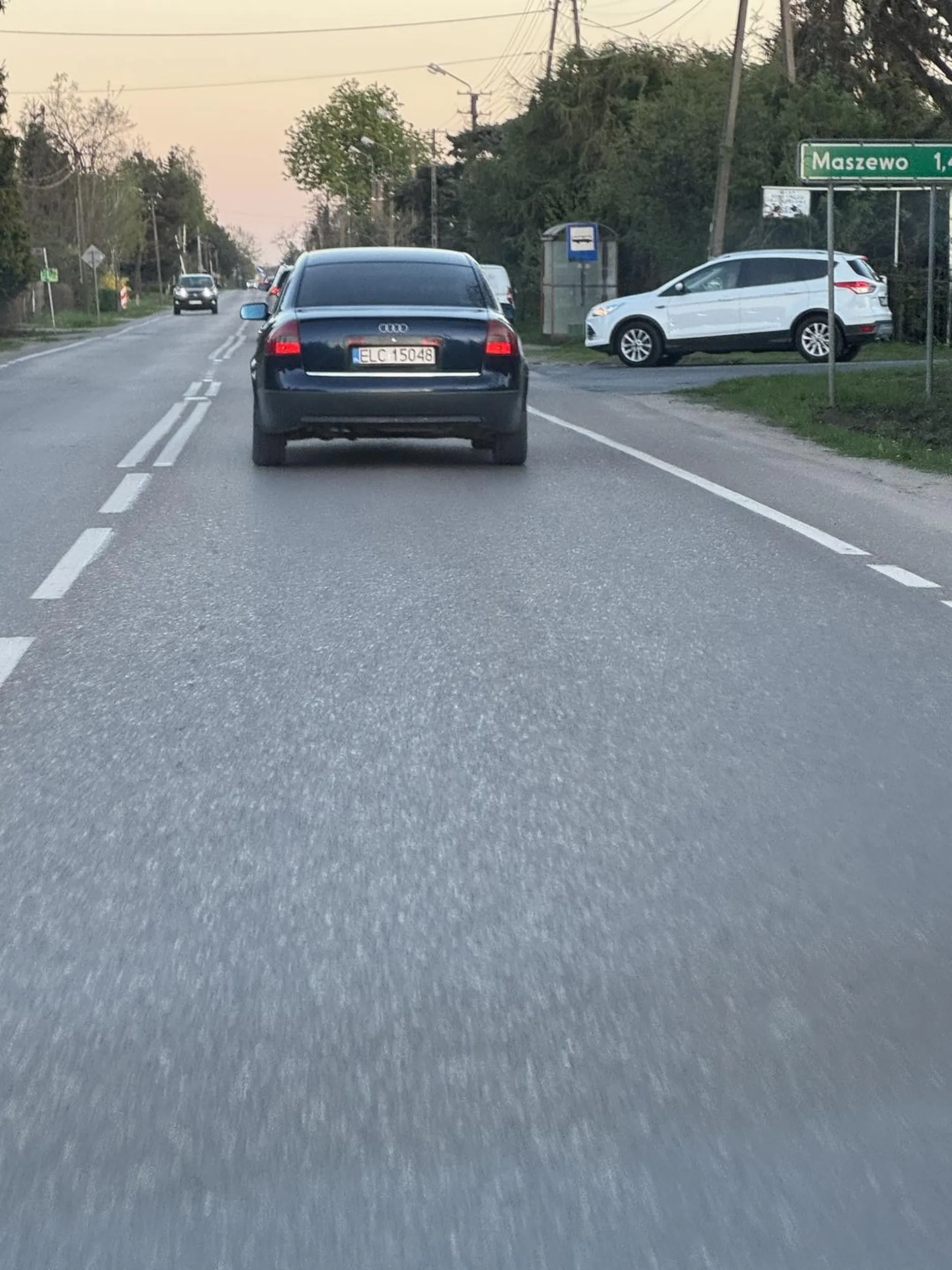 Ponad 50 km/h w zabudowanym, zajeżdżanie drogi, hamowanie przed maską i ucieczka ponad 100 km/h jadąc na czołówkę w okolicach Płocka.