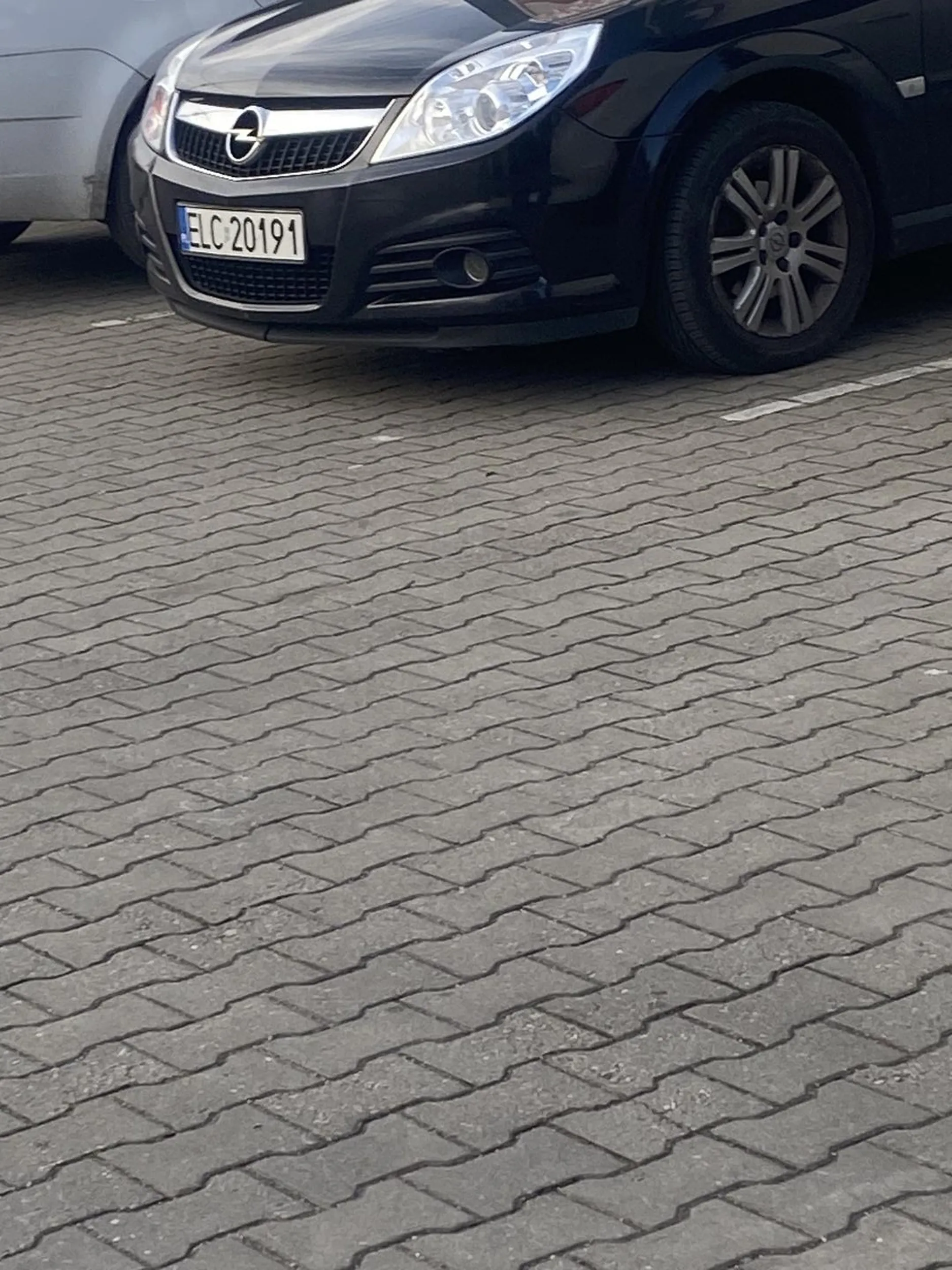 Polecam uważać na tego kierowcę, chamskie zachowanie. Mając dwa wolne miejsca parkingowe obok siebie przepędził w sensie dosłownym kobietę która była z dzieckiem w nosidełku czekająca na swojego męża. Pan z tekstem: jakiś problem!?