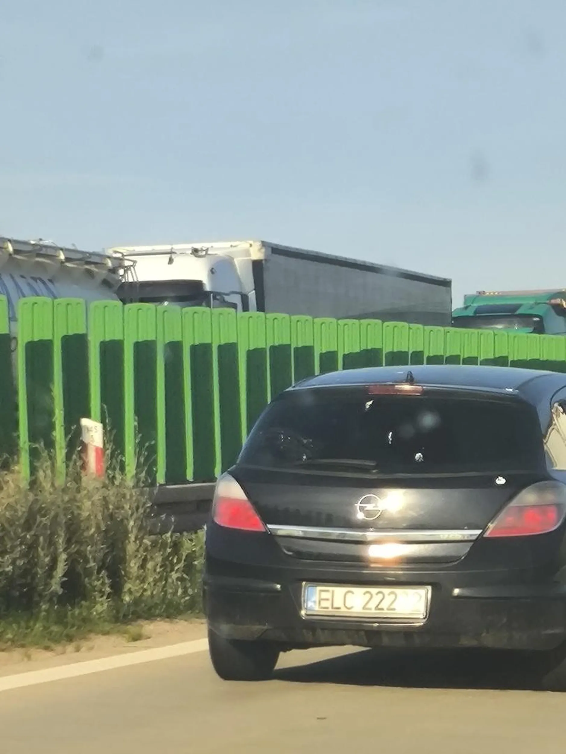 Wjechał przy dużej prędkości pomiędzy dwa samochody na autostradzie, wymusił ostre hamowanie wielu kierowców