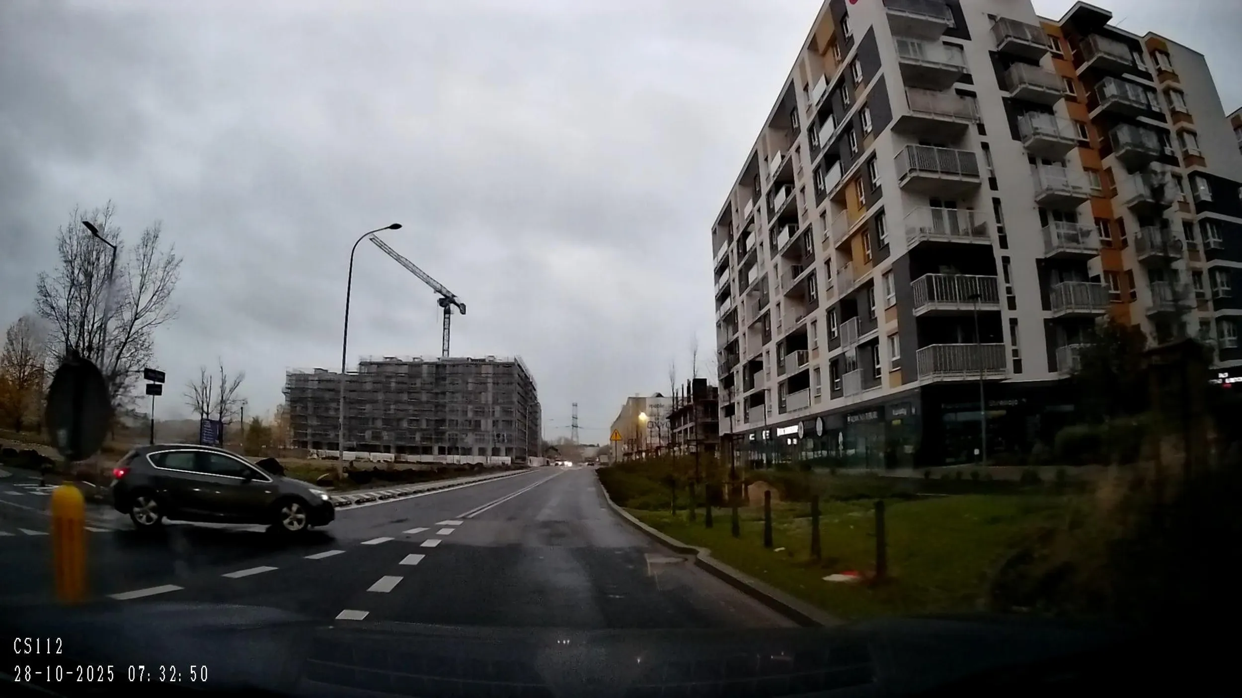 Jak nie potrafisz jeździć babo po drodze to oddaj prawo jazdy, jeśli w ogóle je masz. Wumuszasz pierwszeństwo, zajeżdżasz drogę i nawet nie potrafisz przeprosić. Nie wspominając, że na skrzyżowaniu o ruchu okrężnym nie wiesz co to kierunkowskazy.