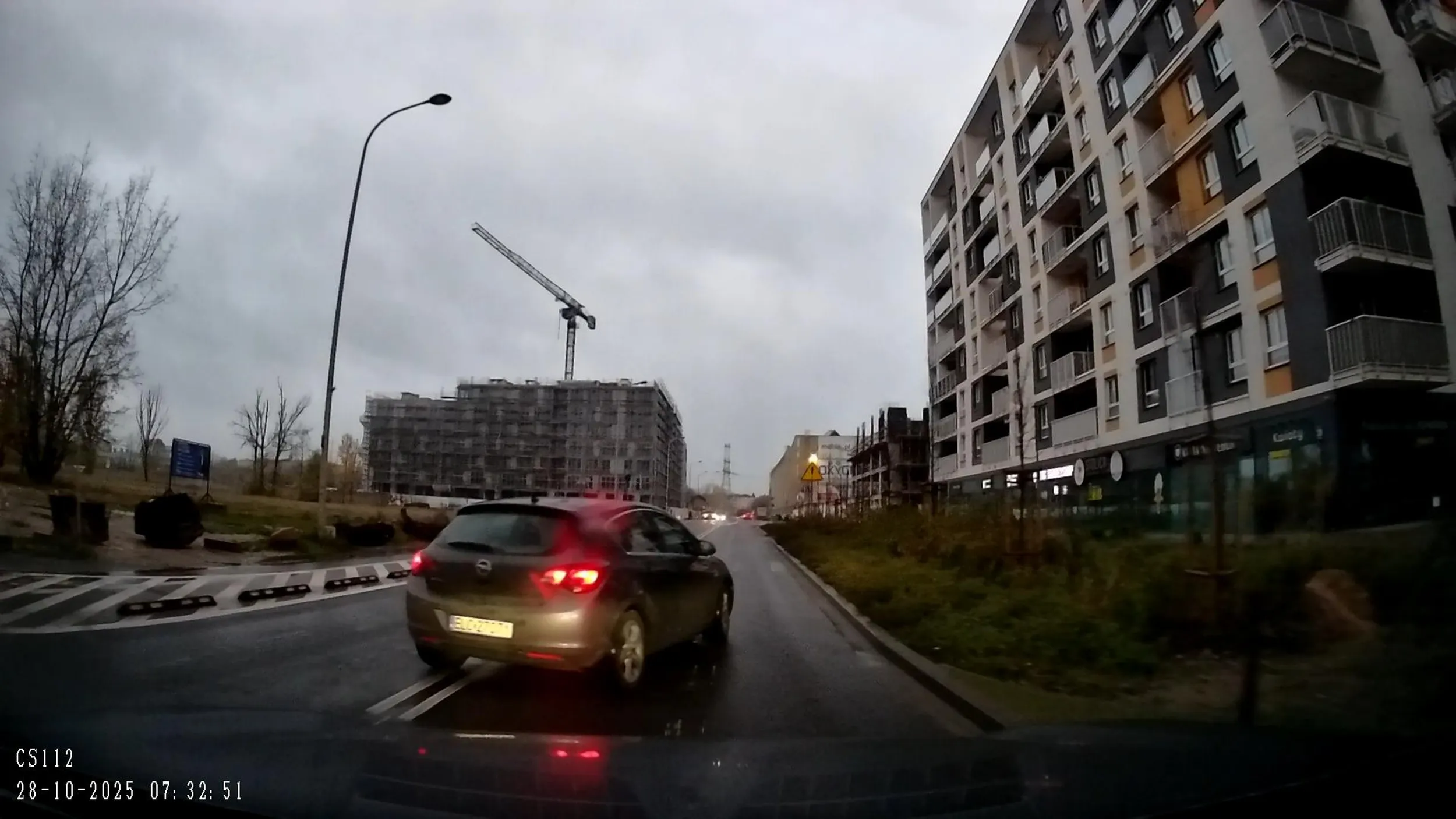 Jak nie potrafisz jeździć babo po drodze to oddaj prawo jazdy, jeśli w ogóle je masz. Wumuszasz pierwszeństwo, zajeżdżasz drogę i nawet nie potrafisz przeprosić. Nie wspominając, że na skrzyżowaniu o ruchu okrężnym nie wiesz co to kierunkowskazy.