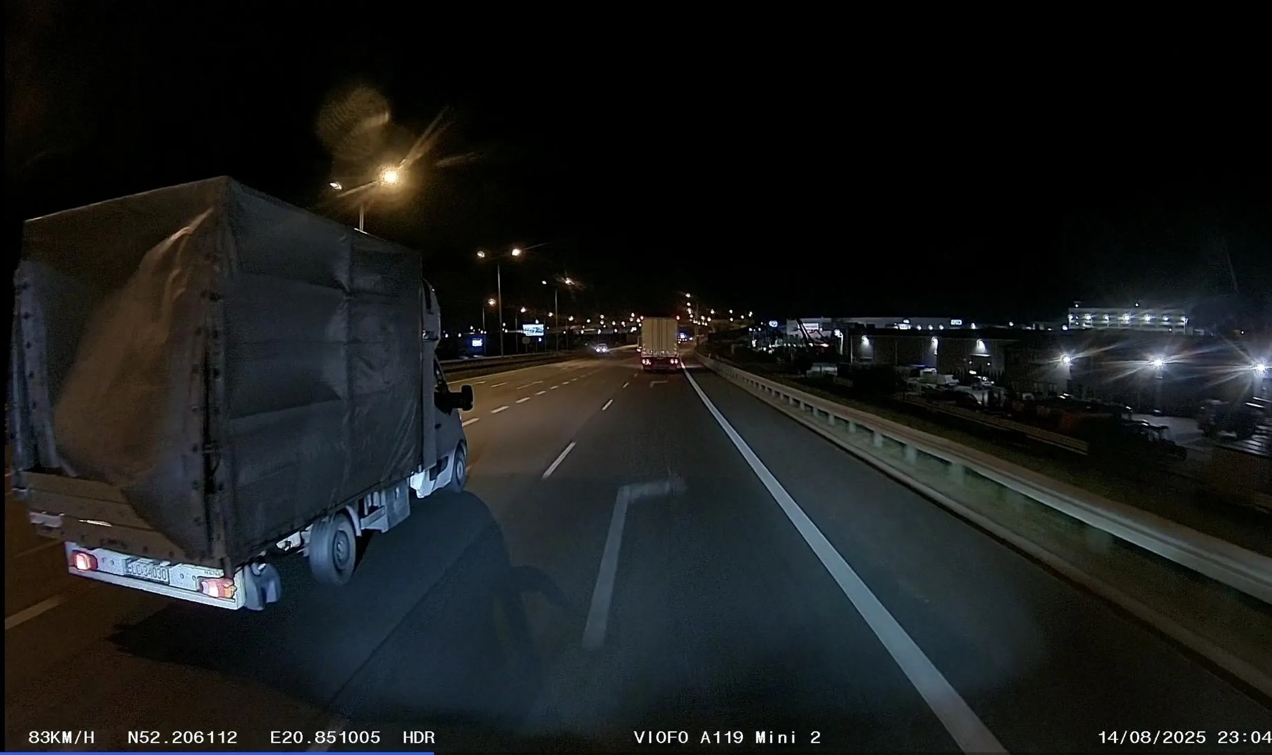 Zajmij się jazdą, a nie przeglądaniem telefonu...raz 70 km/h, za chwilę 90...