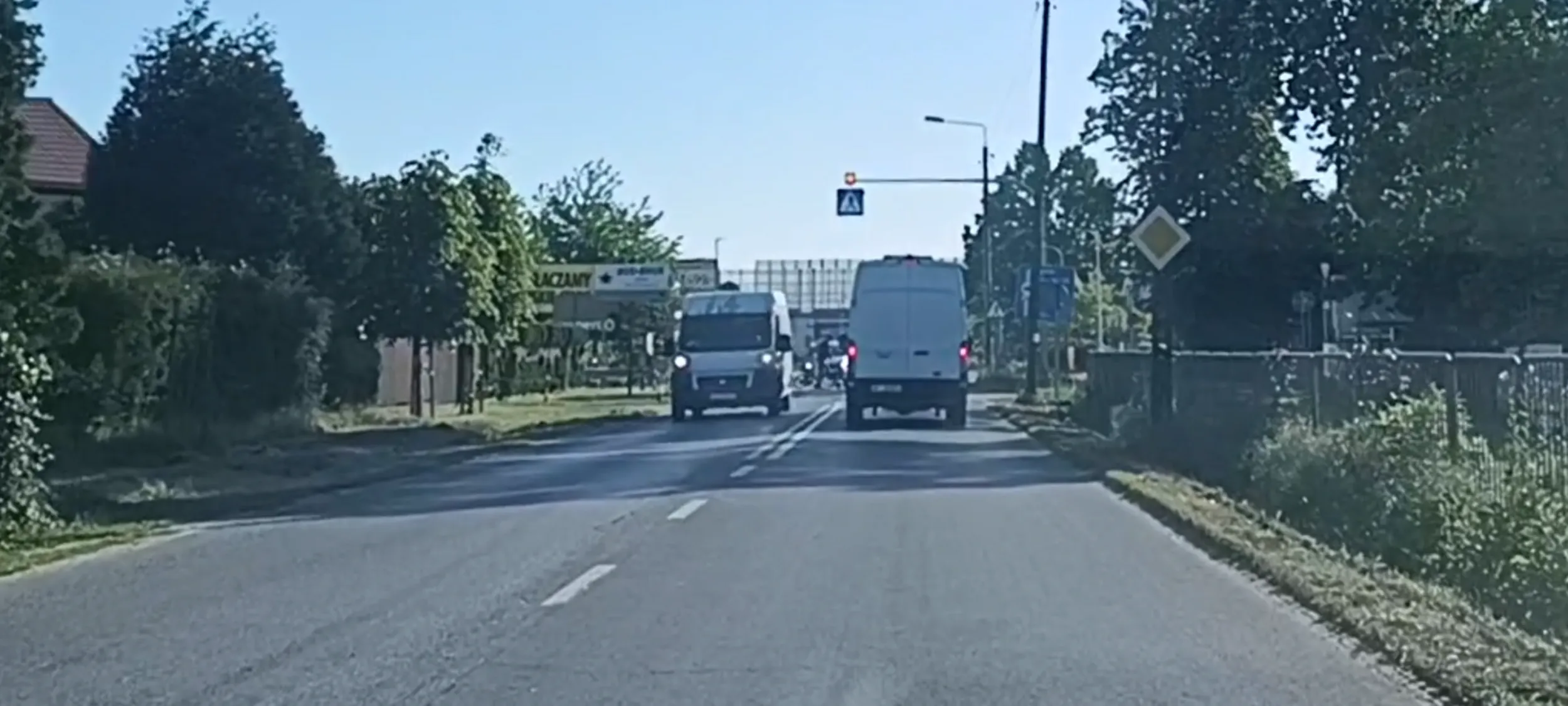 Bandyta drogowy przejeżdża przez przejście dla pieszych tuż przed ojcem z dzieckiem wchodzącym na przejście.