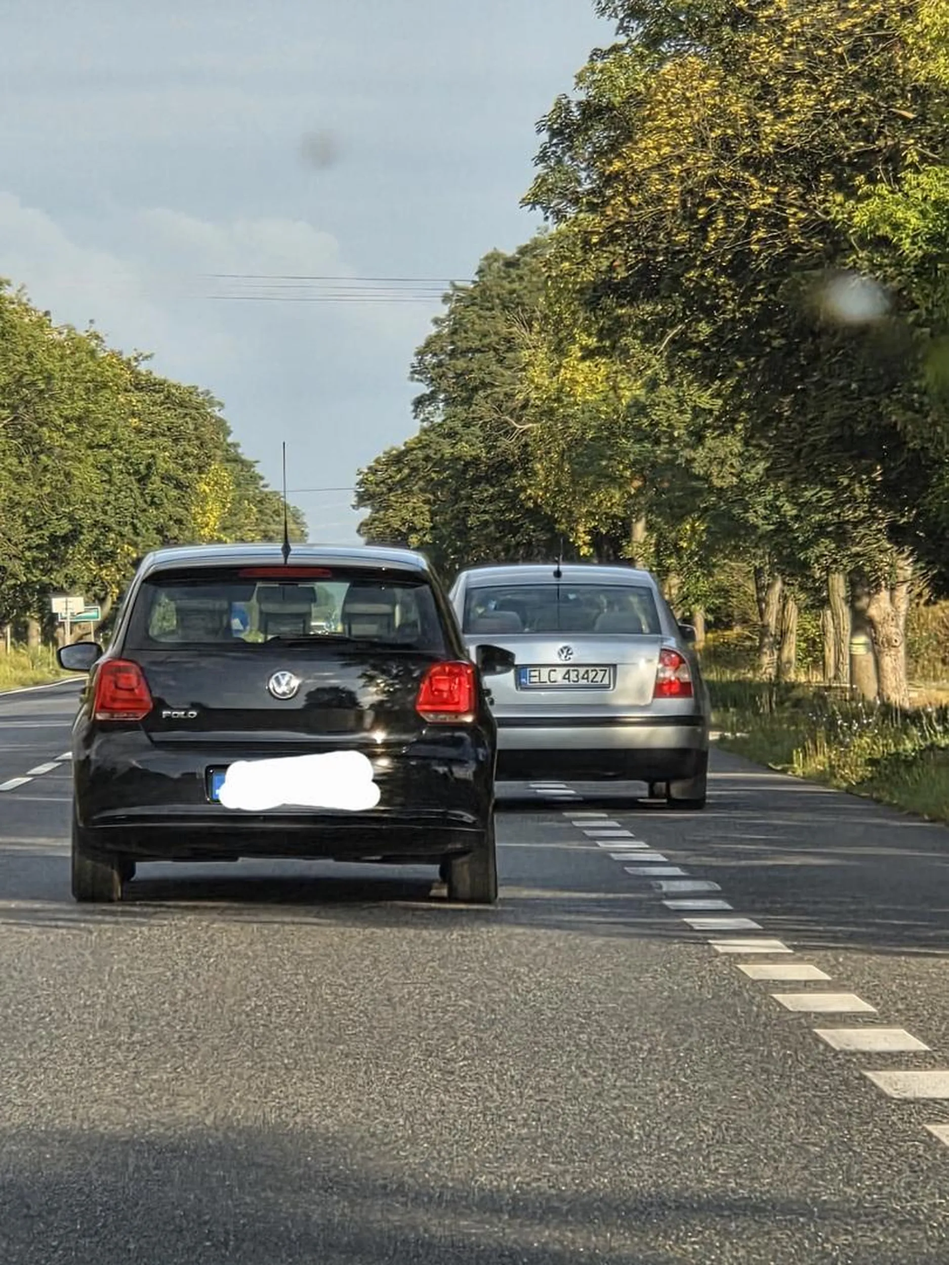 Nie dość, że gada przez telefon, to jeszcze jedzie prawą krawędzią albo poboczem. Odcinek ponad 30 km pokonał jadąc poboczem albo pasami do skrętu w prawo, z telefonem przy uchu. Stwarza zagrożenie swoją głupotą