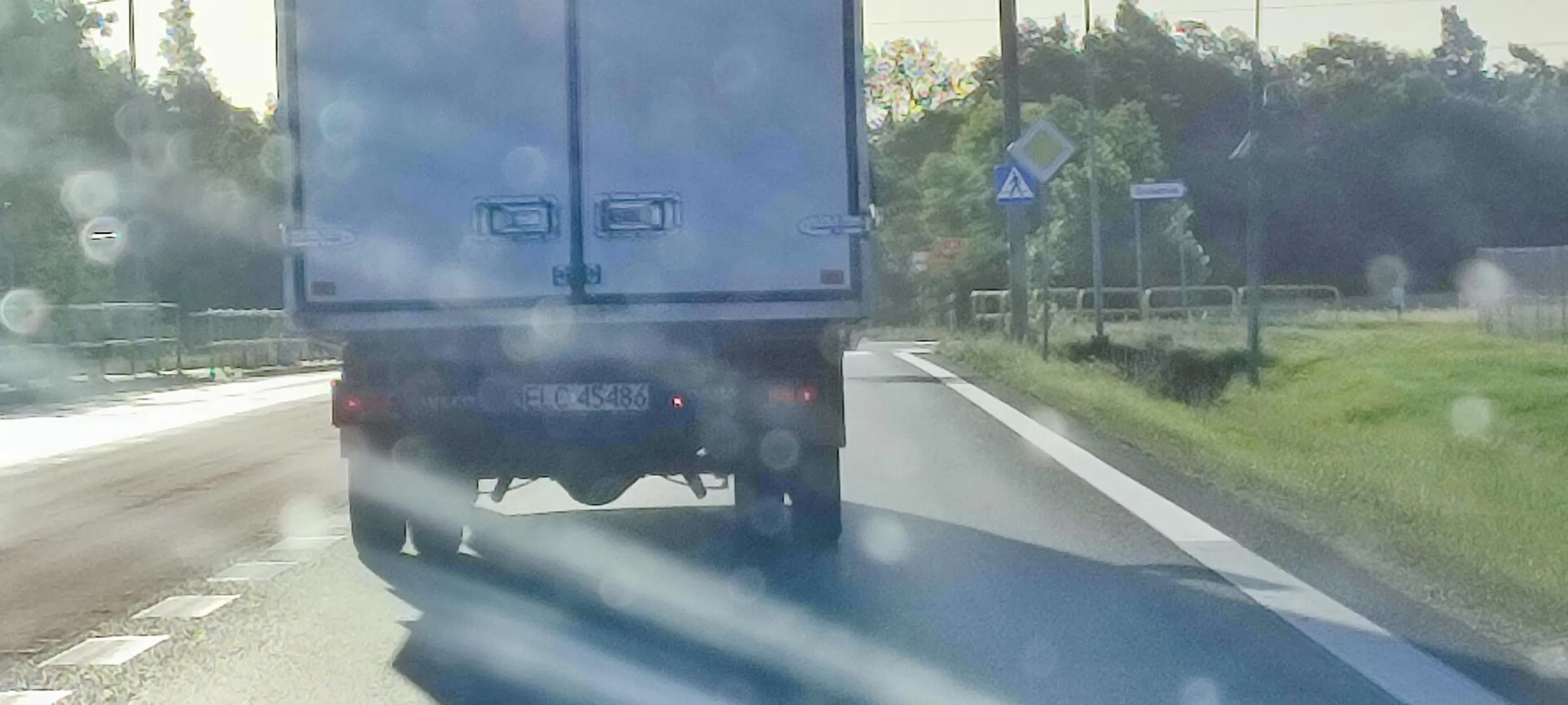 Dzień dobry, Ktoś kto jadąc pojazdem na zdjęciu S7 na zwężeniu w stronę Grudziądza  prawdopodobnie nie spojrzał w lusterka i dosłownie zjechał na lewy pas przede mnie (wyprzedzałem go z większą prędkością z lewej strony- a i tak około 110km/h) centralnie przed maskę... Brakowało nawet nie metr do katastrofy... Ja rozumiem wiele rzeczy, ale przynajmniej mógł przeprosić i nie jechać na 50- tce 27 a na 90-tce 69km/h... Pozdrawiam