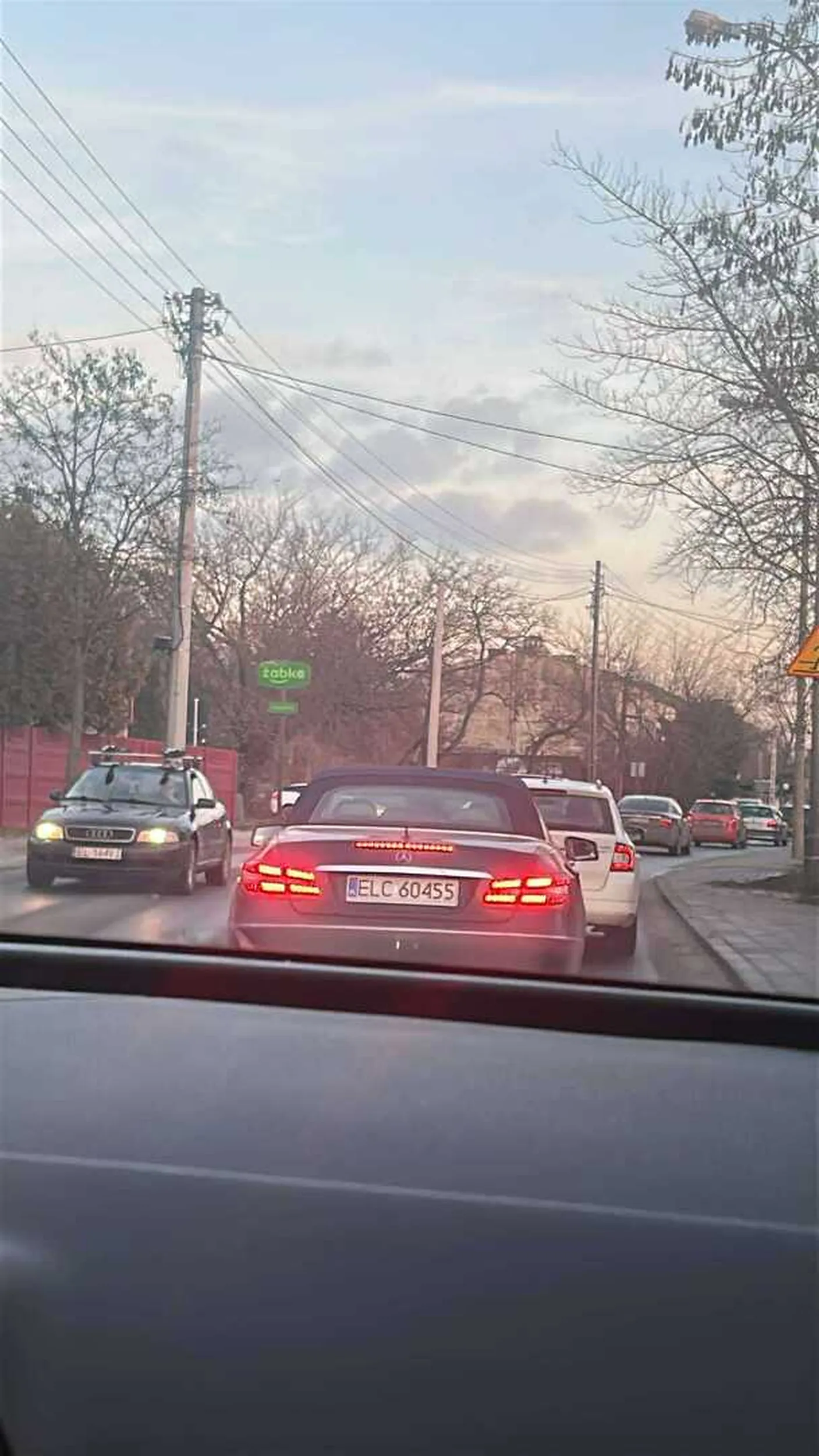 Chłop mercedeskiem wymusił pierwszeństwo na ul.Śląskiej w Łodzi po czym zaczął wyzywać ludzi, którzy z pierwszeństwem prawie go staranowali. W Łowiczu nie uczą zasad ruchu drogowego? Czy jak? Ps.od pół roku jest zmieniona organizacjia ruchu na ul.Ślaskiej, ale to nie zwalnia z patrzenia na znaki,  tym bardziej przed skrzyżowaniem