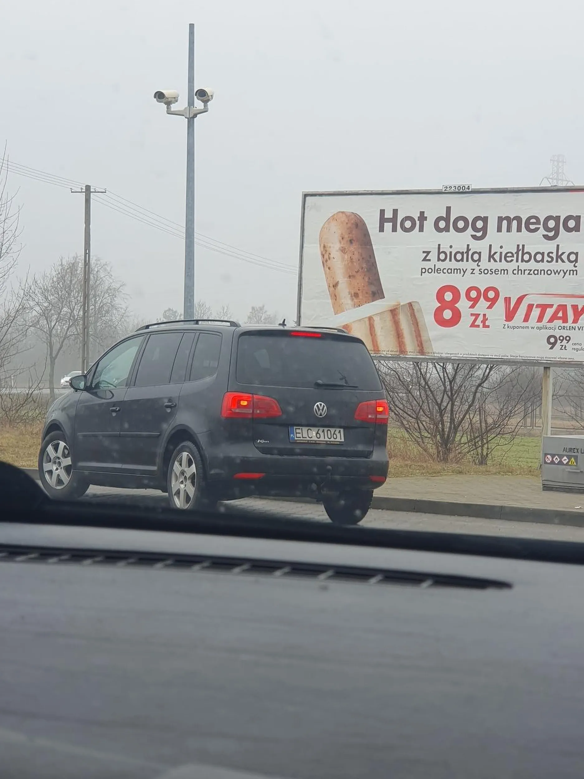 Nie pozdrawiam kierowcy, po zakończonym tankowaniu zamiast zachować się jak człowiek i odjechać kilka metrów żeby inni mogli zatankować, to szanowny panicz zamówił sobie zapiekaneczke i czekał z 5 minut w sklepie. Przez ten czas mógł pan na spokojnie przejechać dalej - kwestia 30 sekund. Pan jest poprostu zwyczajny cebulak. Nie pozdrawiam. PS. Mam nadzieję, że ta zapiekanka wykręciła pirueta na pana outfit i siedzenie.