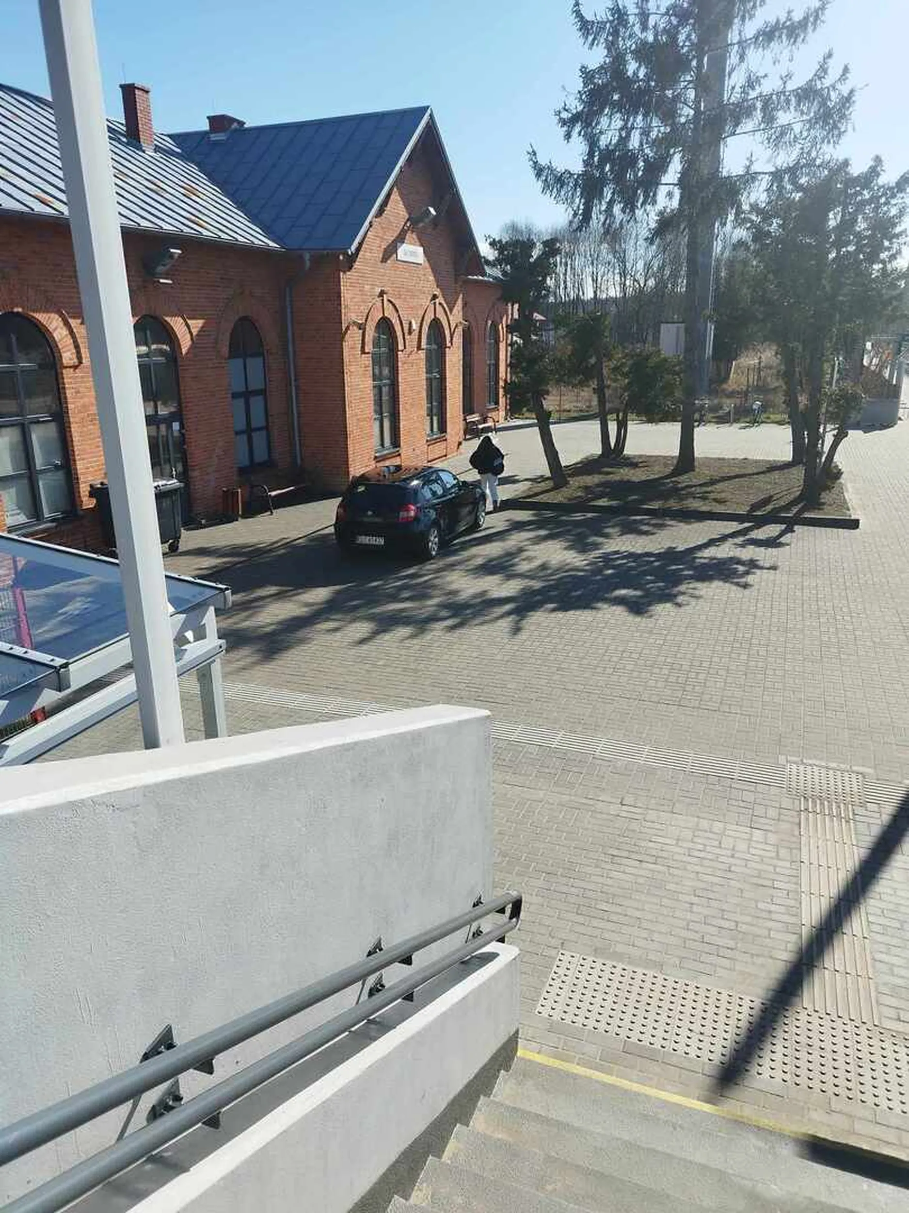 Ogólnie bardzo nie rozważny kierowca, uchylenia mózgowe są na porządku dziennym. Naprawde nie polecam, osobiście wybrałabym spacer niż wejście do auta z tym osobnikiem.