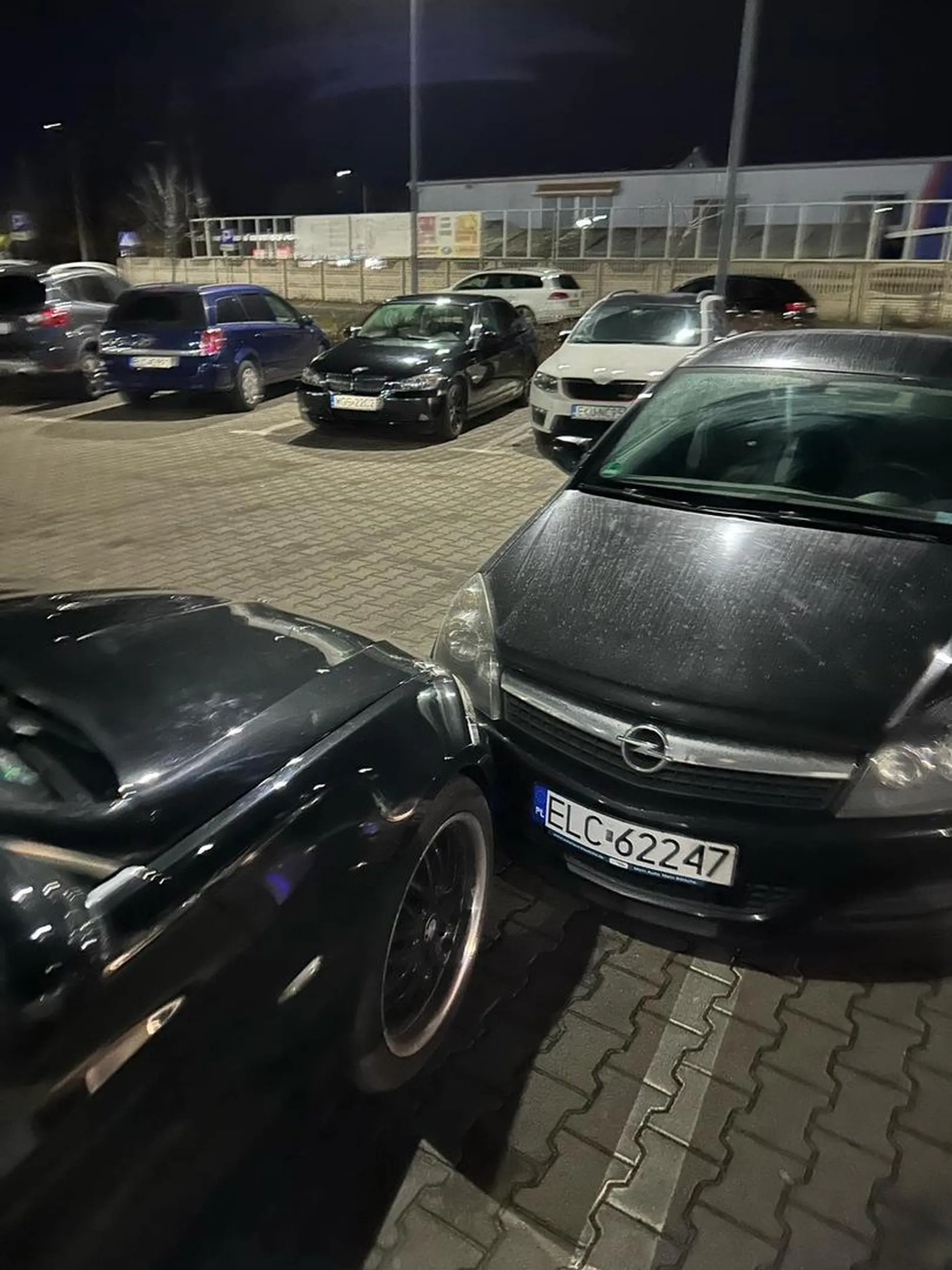 Nie polecam, naucz się zaciągać ręczny lub chociaż zostawiać na biegu. Pozdrawia kierowca BMW.