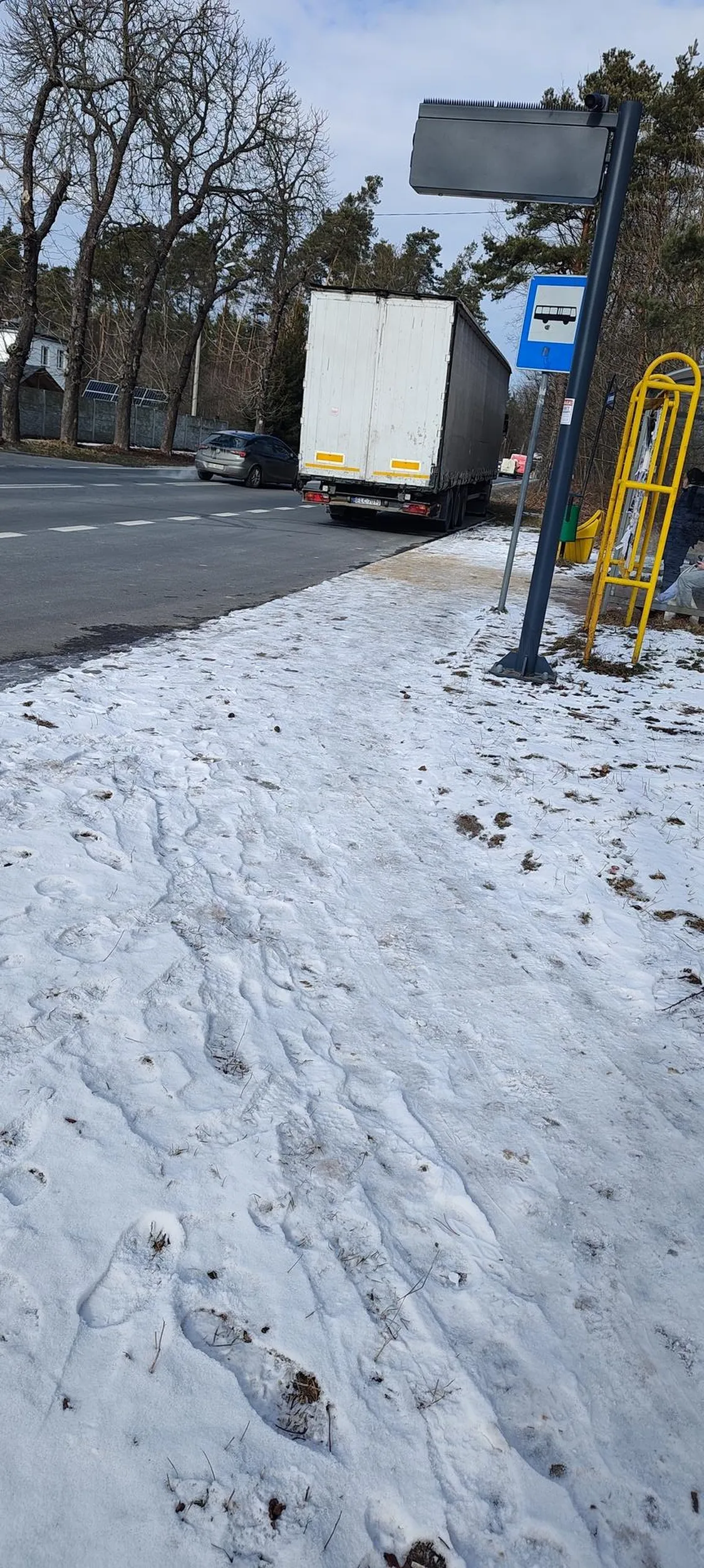 Wielki zawodowy kierowca bez grama kultury który urządza sobie parking z przystanku autobusowego no on musi do żabki po 2 piwka