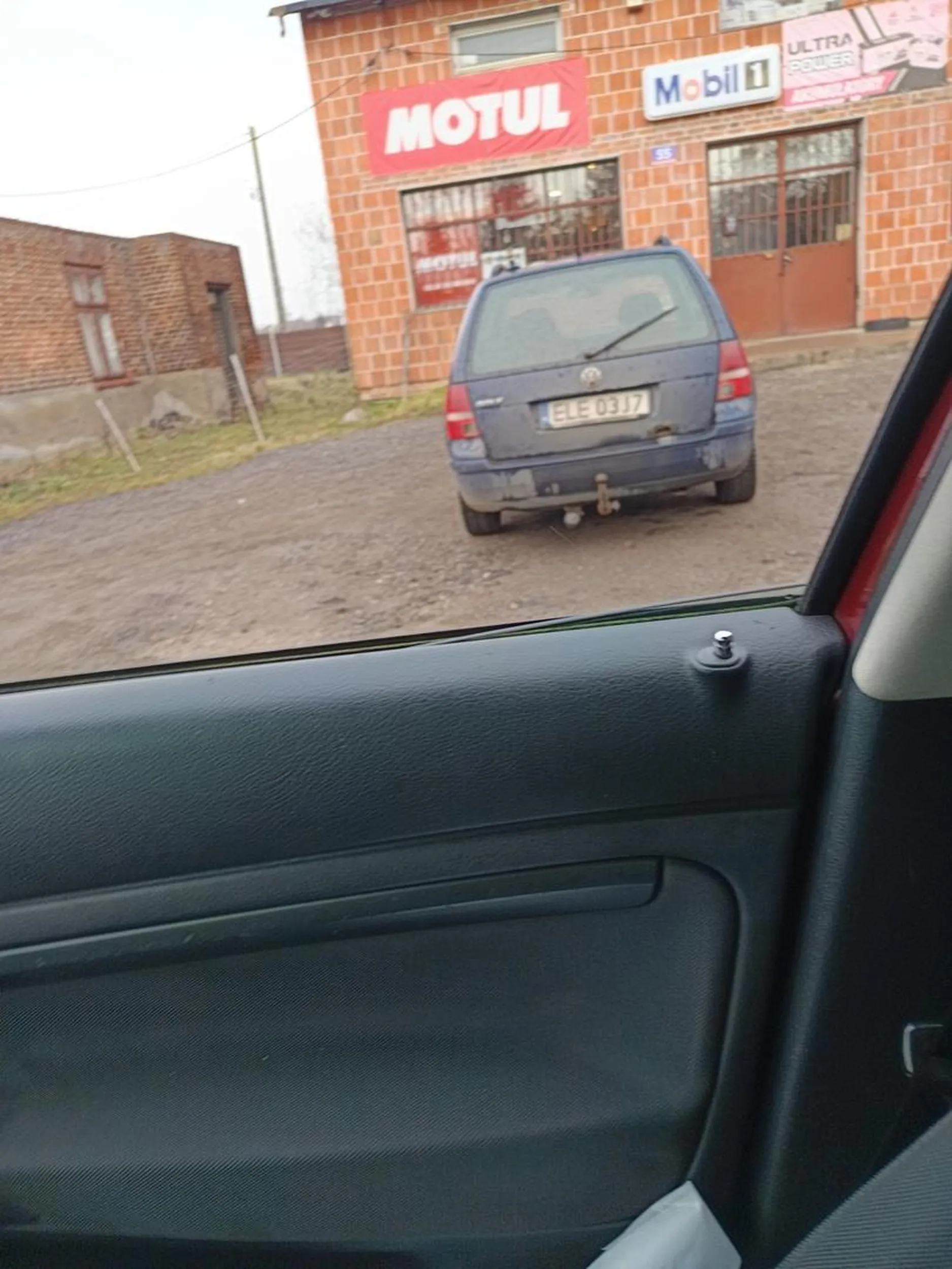 uwaga bardzo agresywny kierowca i człowiek,potrafi grozić pobiciem,milion wulgaryzmów i gróźb