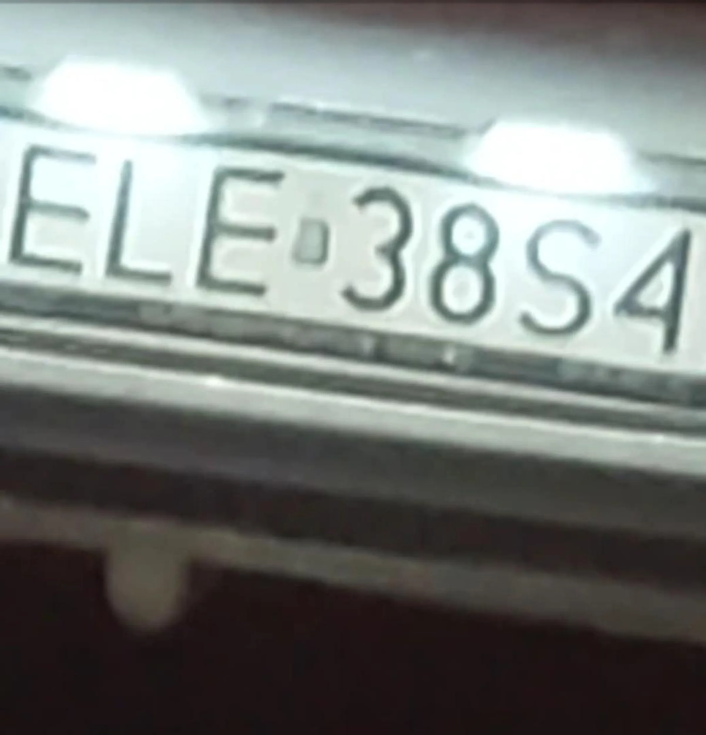 Kierowca Opla stwarza zagrożenie na drodze wyprzedza na podwójnej ciągłej, przez przejście dla pieszych ,przejechal na czerownym świetle na Zgierskiej .