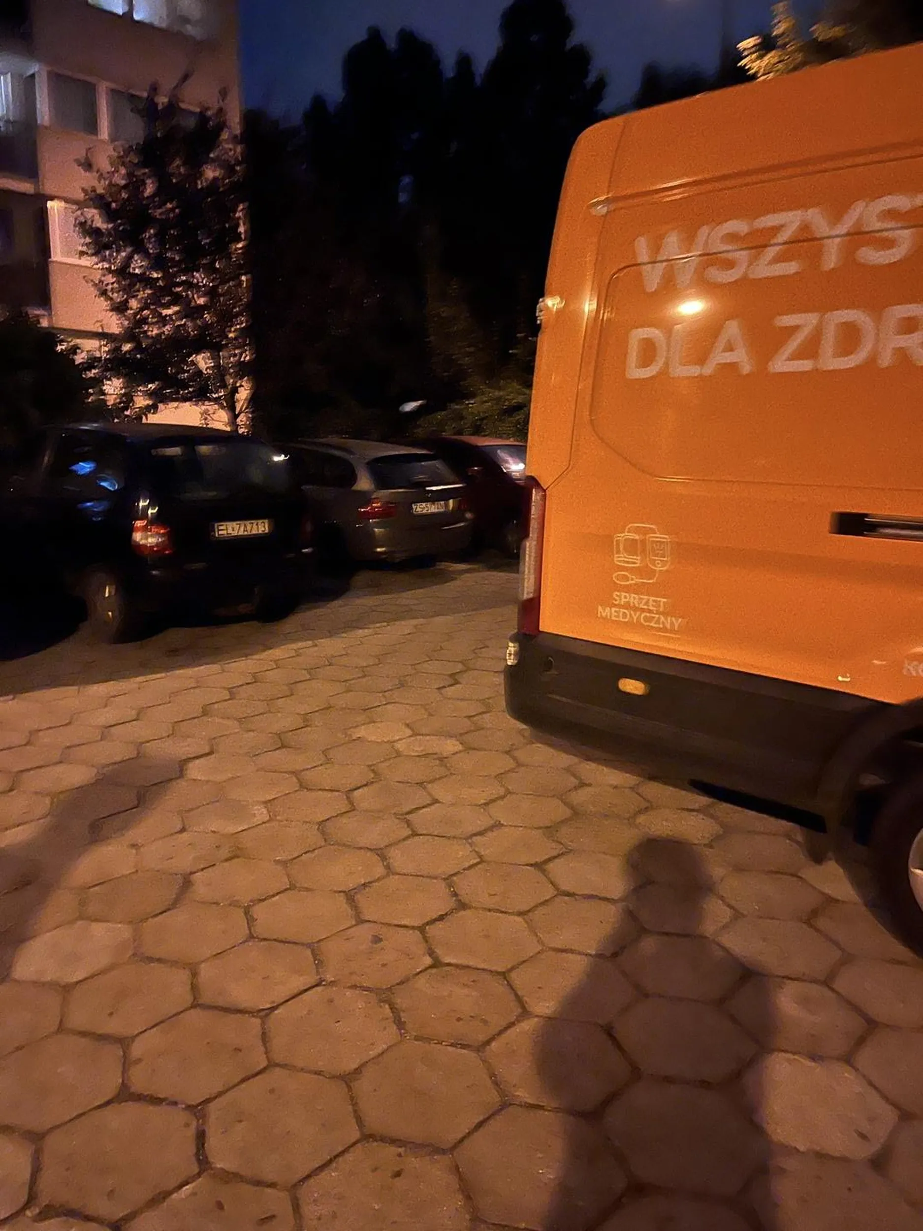 nie ma to jak gdy próbujesz znaleźć miejsce parkingowe, ale nie możesz przejechać, bo stoi bus DOZu