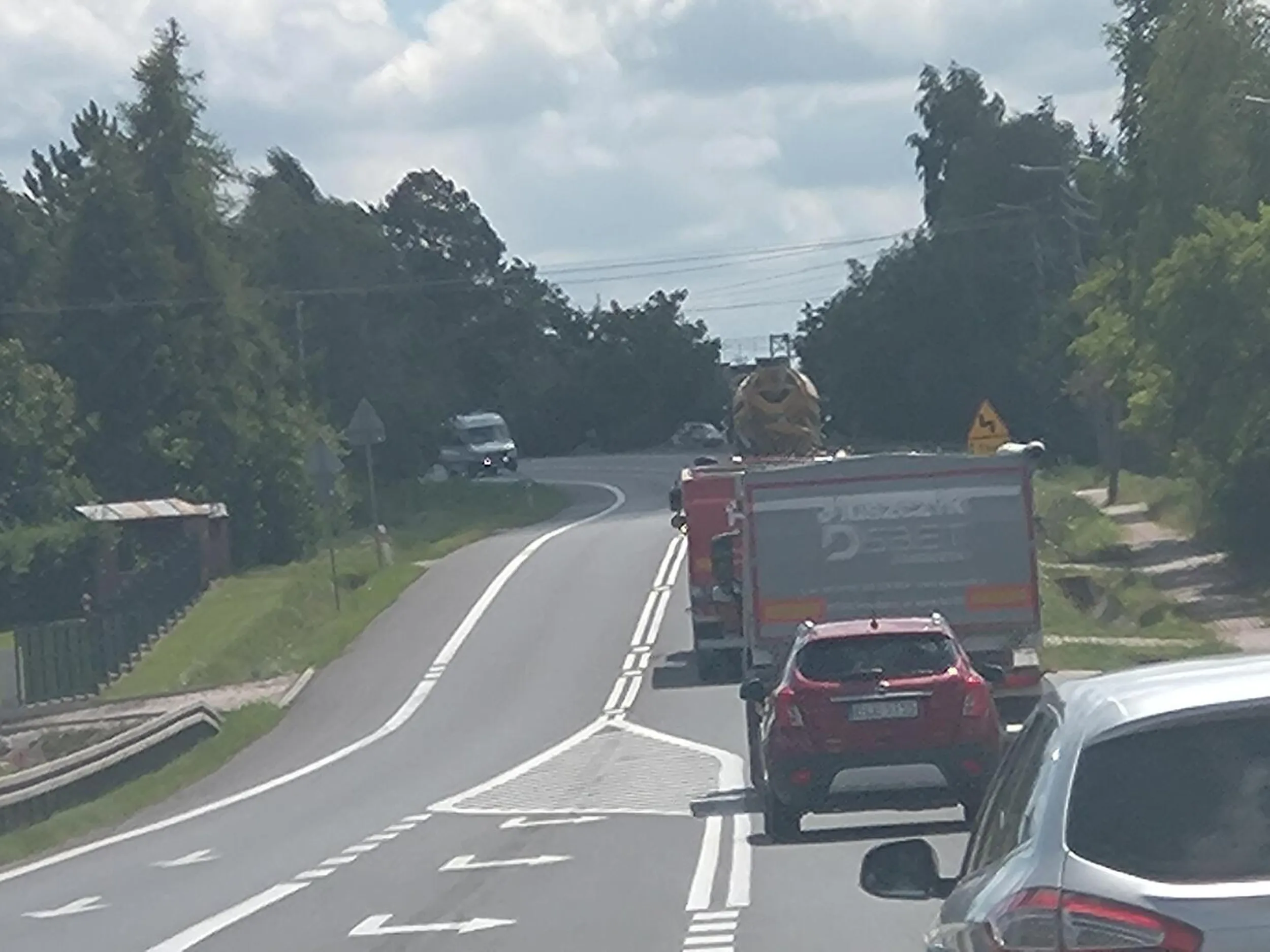 Pan to chyba nie wie co to bezpieczny odstęp. Wiek już słuszny ale rozsądku nadal niewiele. Foto i tak nie jest z odstępu na jaki go stać.