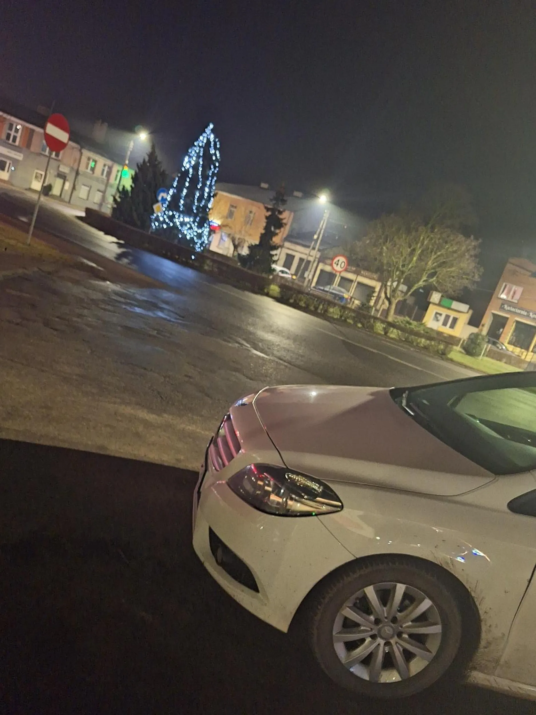 Nie polecam kierowcy ponieważ wjechał pod zakaz po czym wyszedł z auta ze swoim chłopakiem i krzyczał "jakbym ci wjechał w dupe to byś taki cwany nie był  "