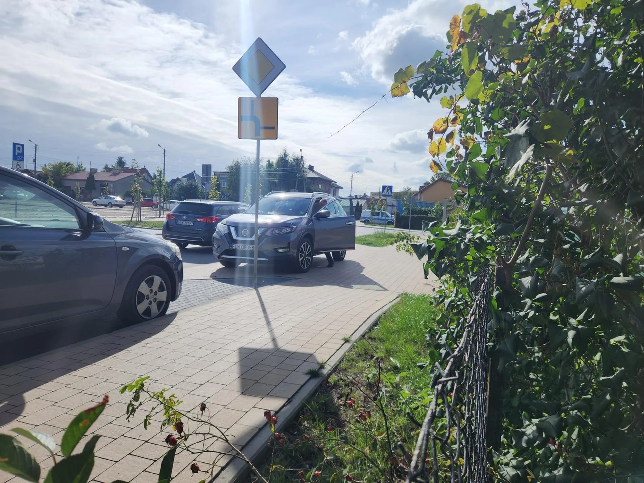 Zastawia patus bramę wyjazdową, chociaż w promieniu 25m ma kilka legalnych, wolnych miejsc parkingowych.