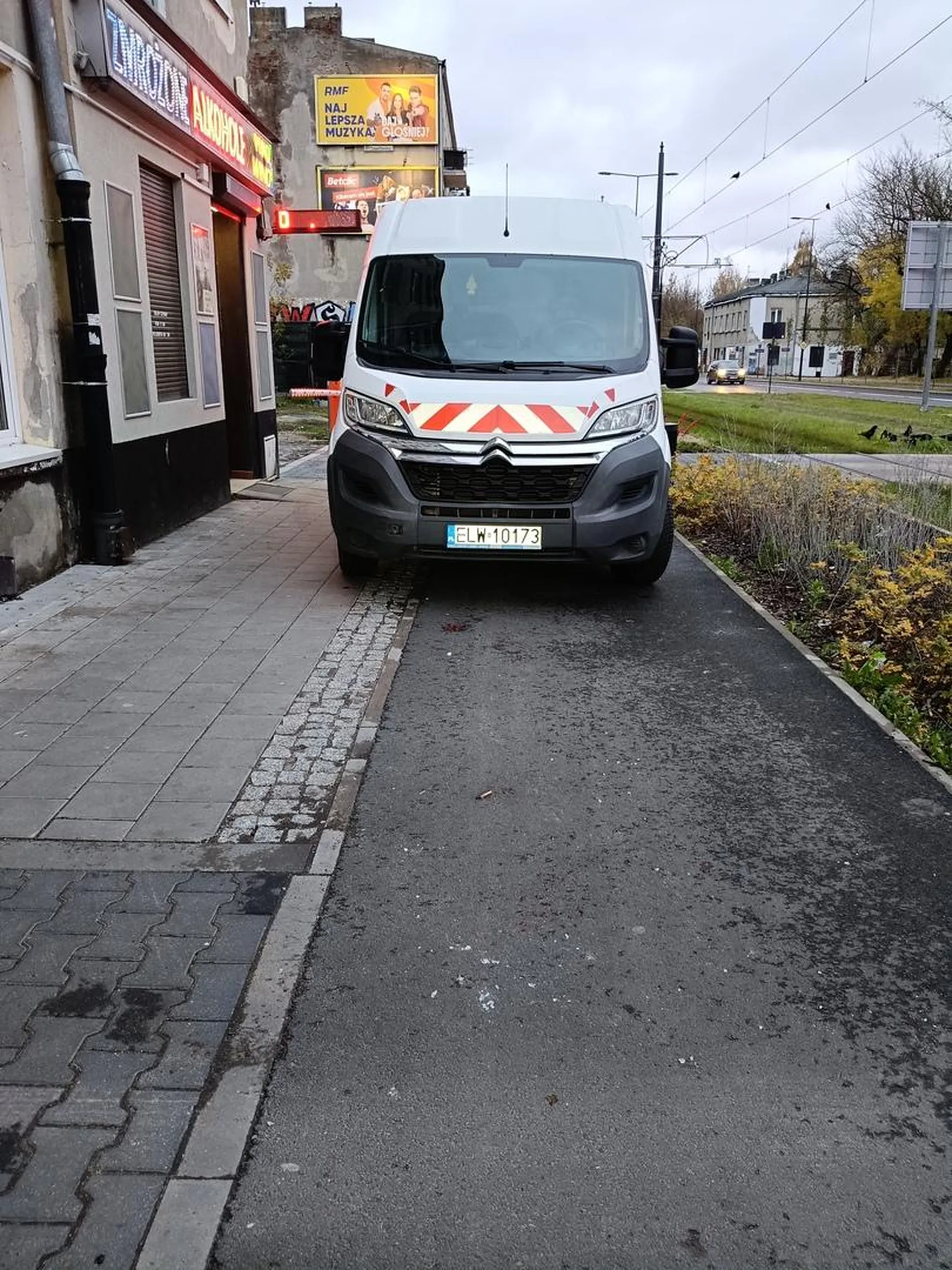 Jazda wzdłuż po chodniku i ścieżce rowerowej.