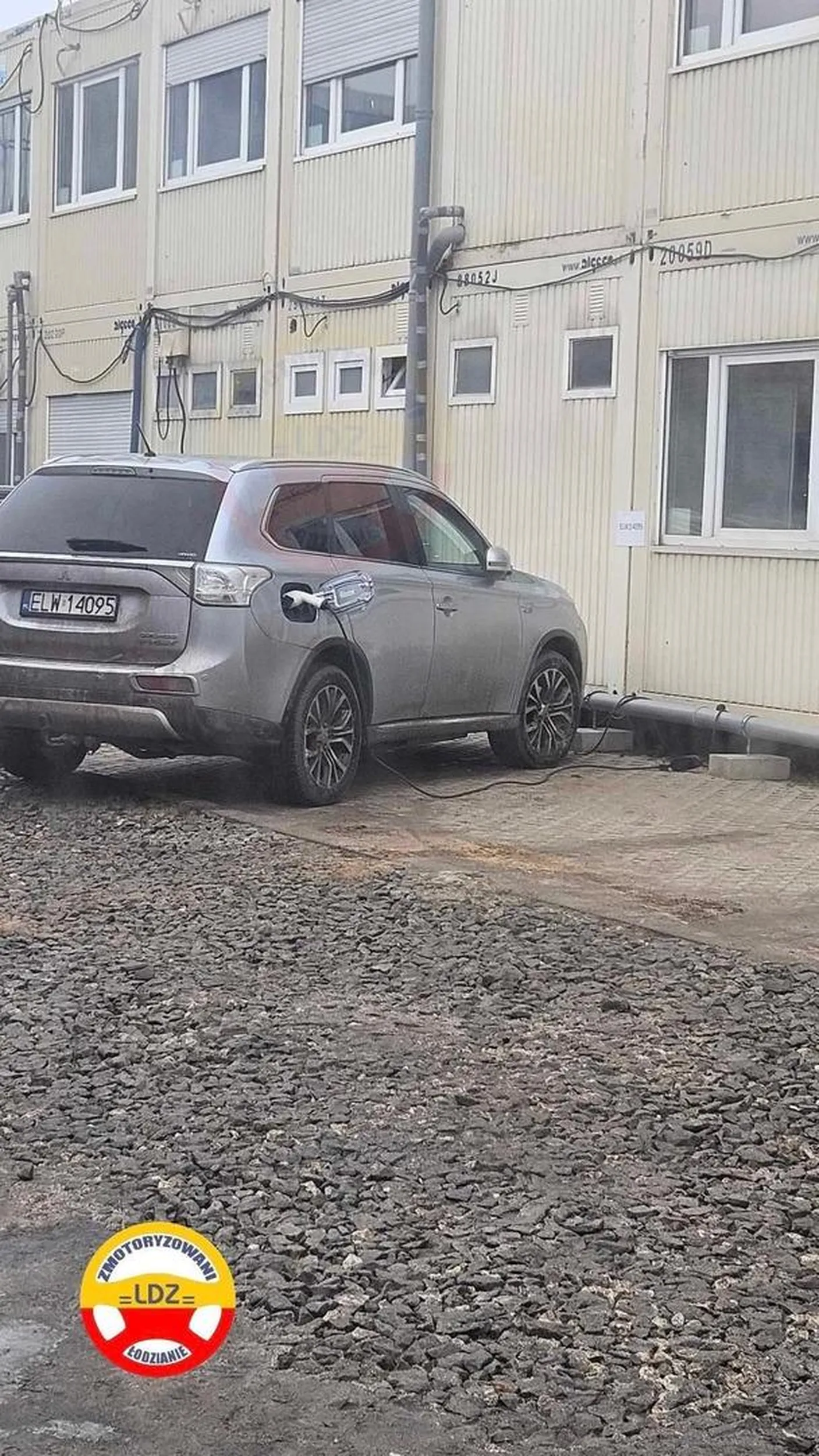 Bratek kradnie nam prąd.