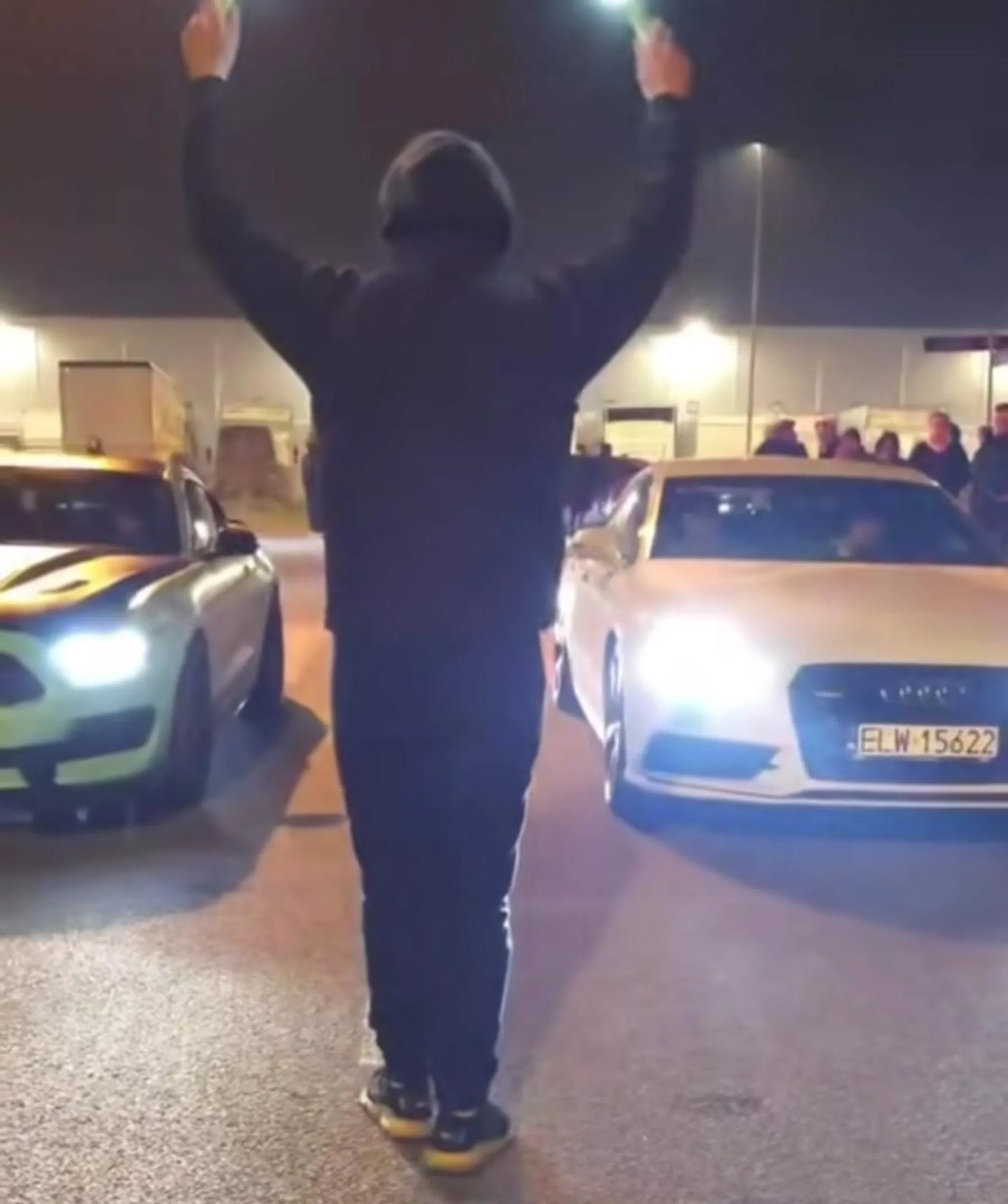 Kierowca bierze udział w nielegalnych wyścigach drogowych w Łodzi.