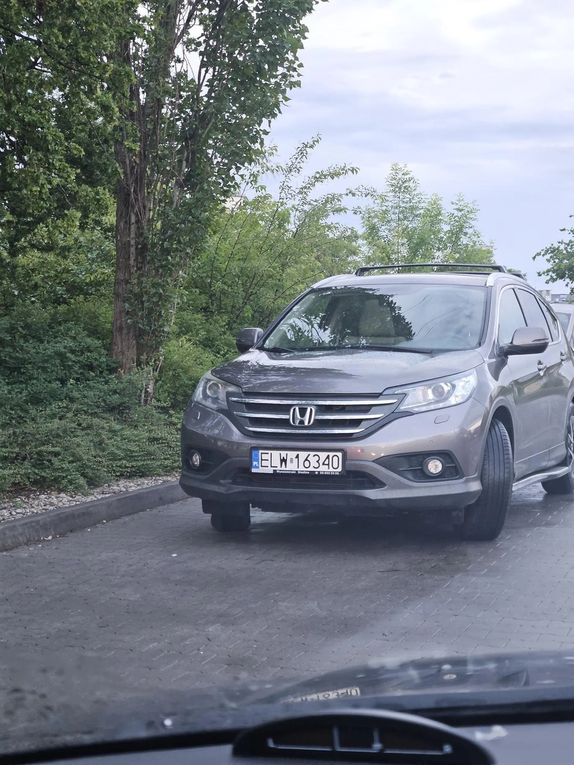 Trzeba być naprawdę upośledzonym człowiekiem żeby na parkingu Lidla auto parkować w samym przejeździe, od tego są miejsca wyznaczone podczlowieku
