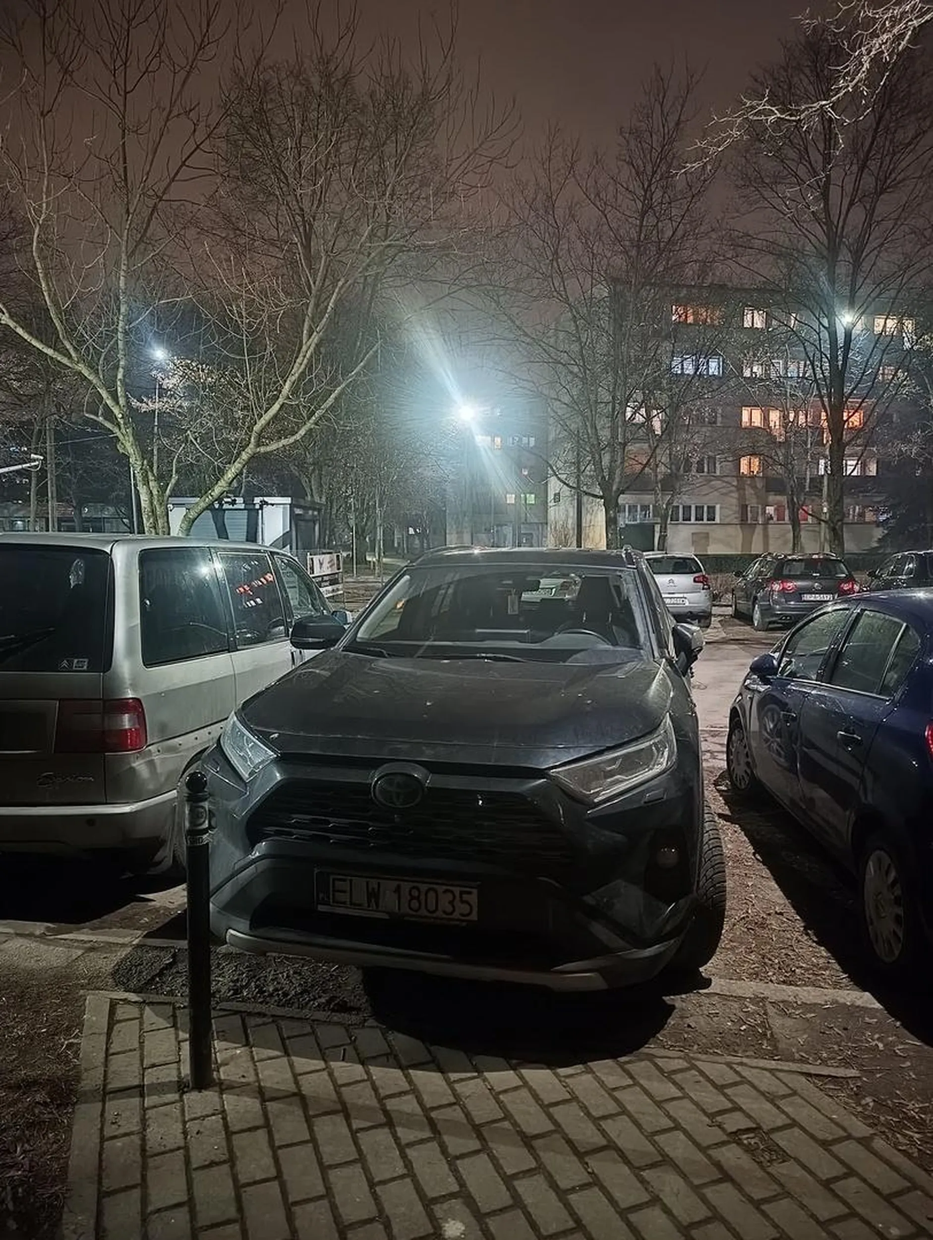 Parkuje tak że auta parkujące prawidłowo , nie blokujące chodnika mogą zostać uszkodzone przez pieszych którzy przeciskają się żeby przejść ???