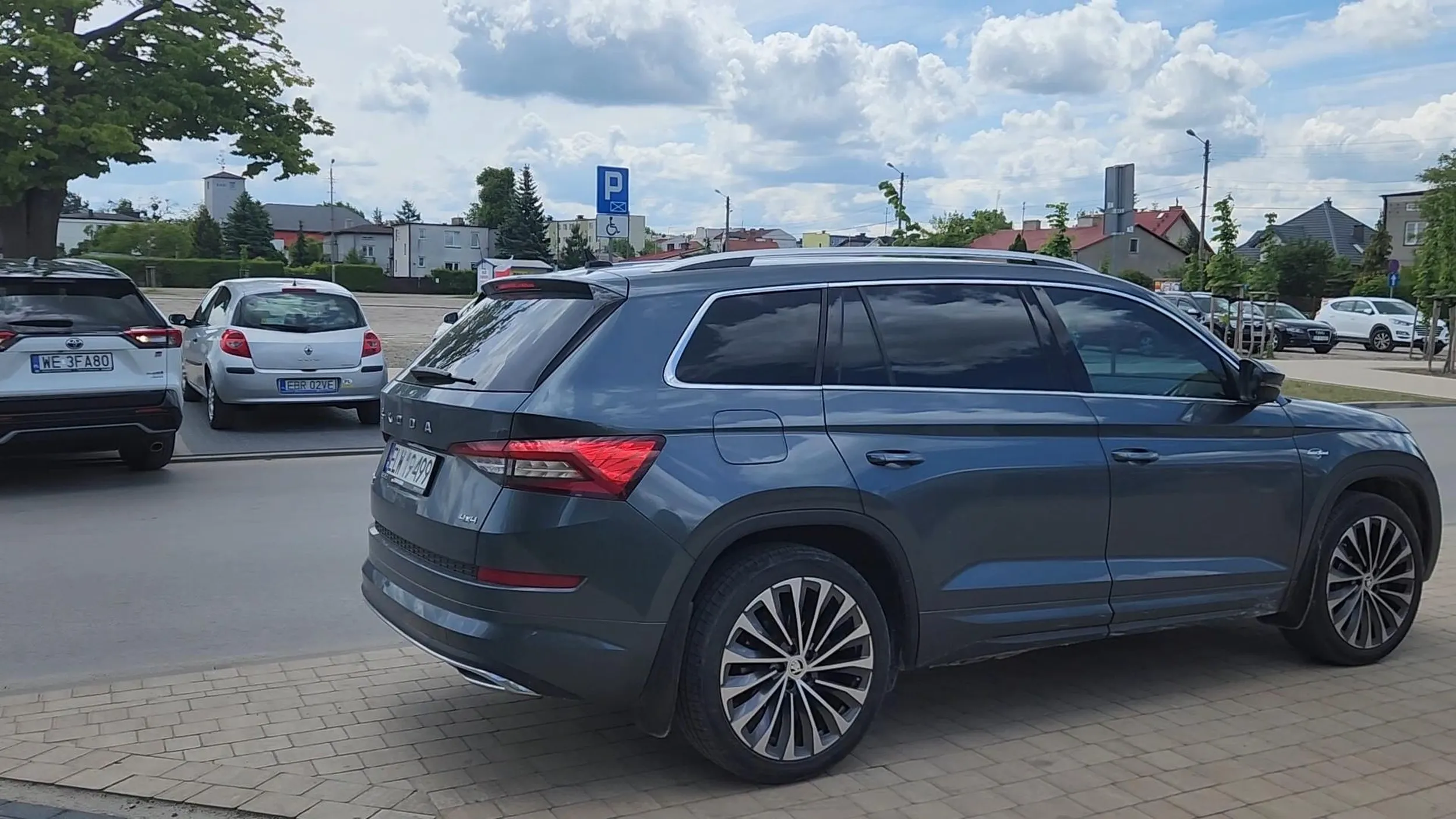 Zastawia bramę, poproszony uprzejmie, żeby odjechał twierdzi, że "prosi to się świnia", ponadto twierdzi, że jest policjantem (ciekawe, że policjant nie zna przepisów). Poza tym wygląda jak kryminalista (łysy z kogucikiem, tatuaże). Bohatersko zwiał, jak zobaczył, że jest nagrywany.