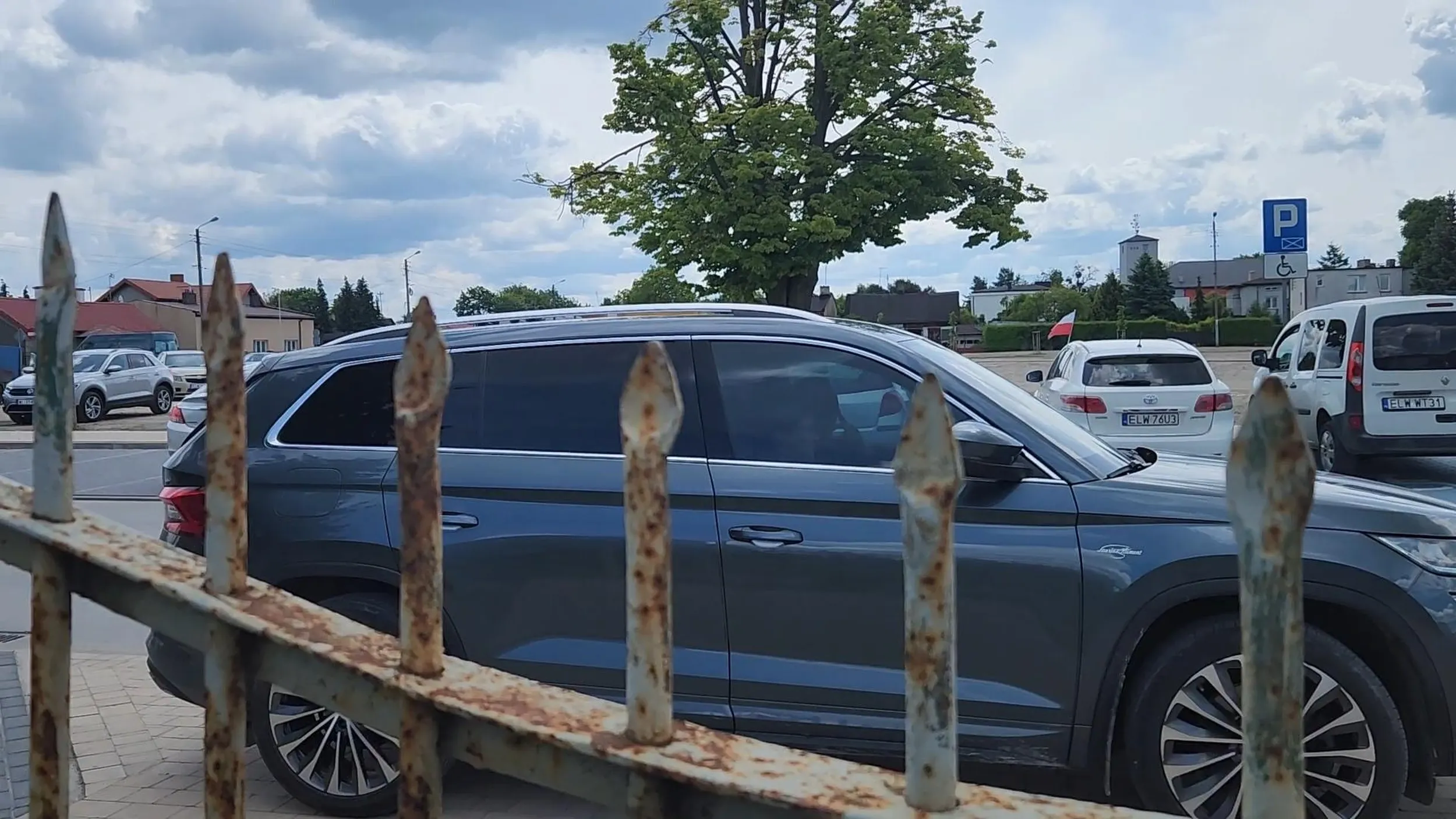 Zastawia bramę, poproszony uprzejmie, żeby odjechał twierdzi, że "prosi to się świnia", ponadto twierdzi, że jest policjantem (ciekawe, że policjant nie zna przepisów). Poza tym wygląda jak kryminalista (łysy z kogucikiem, tatuaże). Bohatersko zwiał, jak zobaczył, że jest nagrywany.