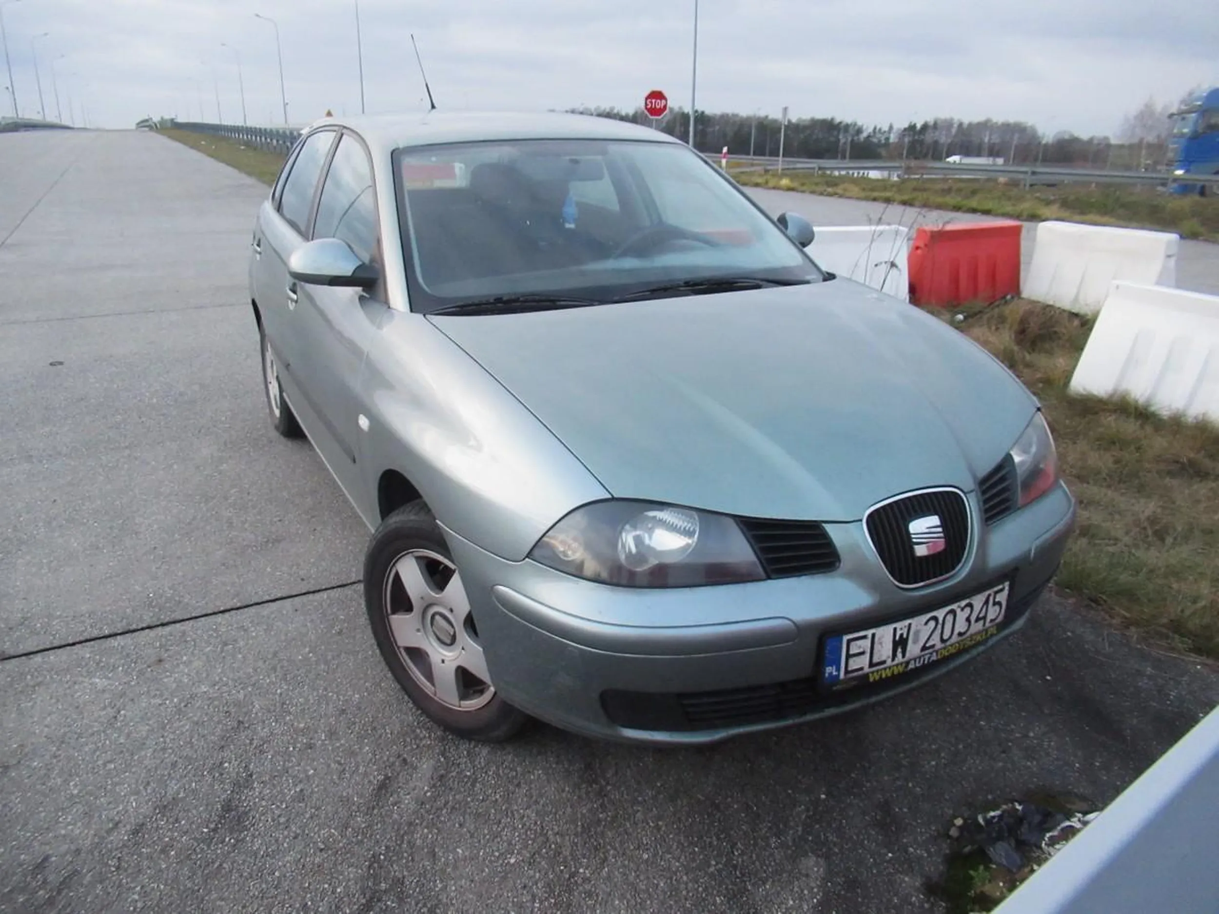 Seat porzucony na ślepym odcinku S8 na węźle Łódź Południe od co najmniej 2 tygodni.