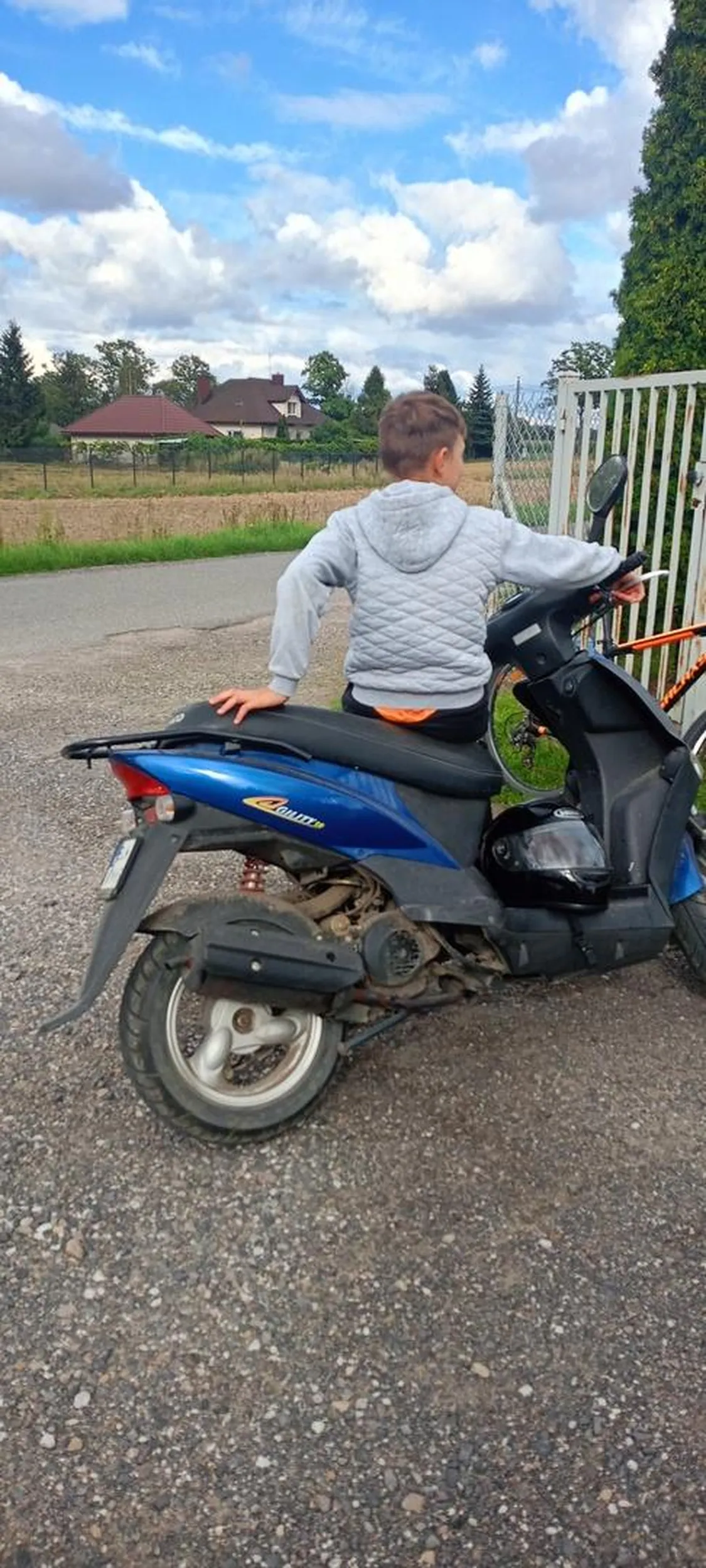 Kierowca skutera Kymco nie dosięga do ziemi
