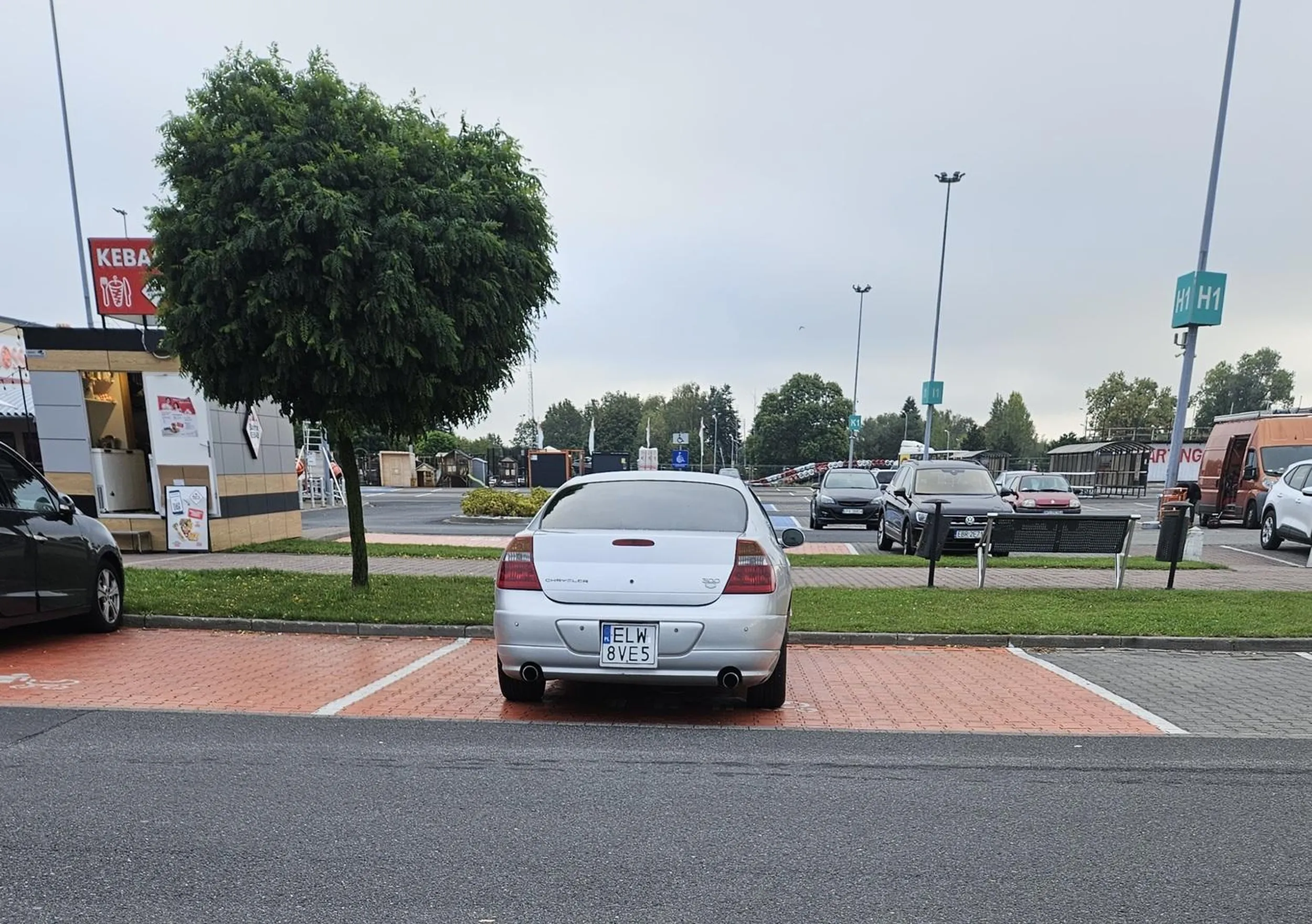 Burak staje na miejscu dla rodziny (wysiadał sam)