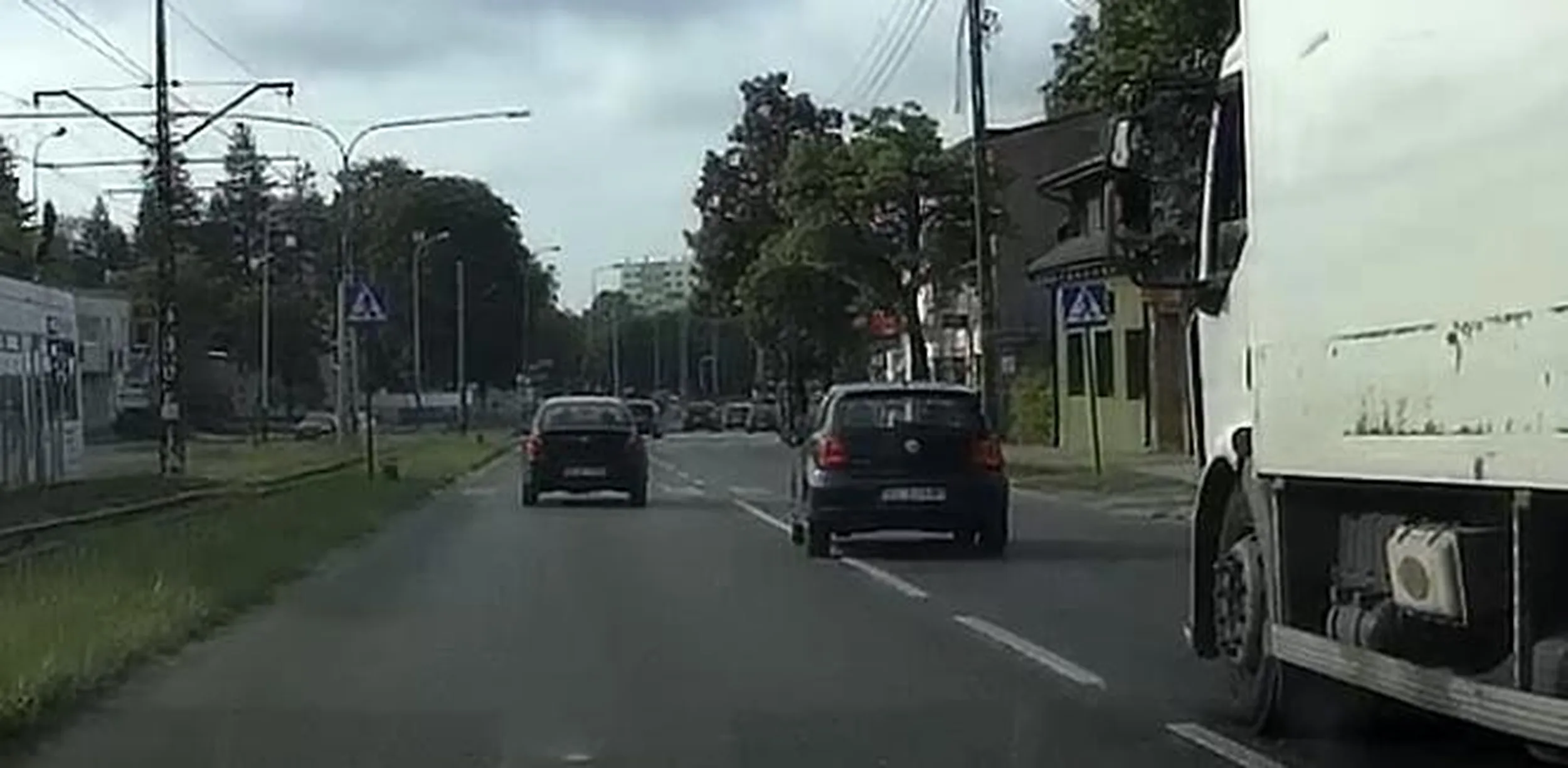 5 czerwca w godzinach porannych w Łodzi, Pan kierujący pojazdem o numerach ELW9N30 mówiący wschodnim akcentem stworzył zagrożenie w ruchu drogowym zajeżdżając i wymuszając pierwszeństwo. Następnie wyprzedzał ciężarówkę na pasach, mimo znaków ostrzegawczych. Starałem się zatrzymać Pana,  wielokrotnie zwracając uwagę, żeby poczekać na policję. Wg mnie byl po jakis używkach. Cały się trząsł i wpadł w bardzo dużą jakby panikę. Pan jednak powiedział, że nie ma czasu i nie będzie czekał, bo ma pracę. Oczywiście nagranie wyślę na stop agresji drogowej, mając nadzieję, że straci prawo jazdy, zapłaci spory mandat i będzie mniej niedoświadczonych kierowców na polskich drogach.