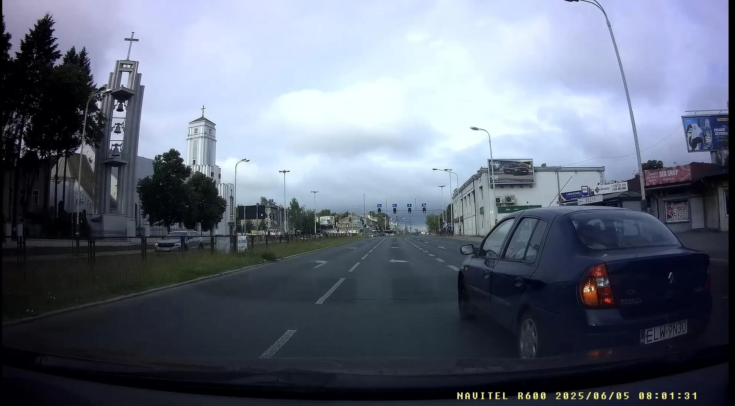 5 czerwca w godzinach porannych w Łodzi, Pan kierujący pojazdem o numerach ELW9N30 mówiący wschodnim akcentem stworzył zagrożenie w ruchu drogowym zajeżdżając i wymuszając pierwszeństwo. Następnie wyprzedzał ciężarówkę na pasach, mimo znaków ostrzegawczych. Starałem się zatrzymać Pana,  wielokrotnie zwracając uwagę, żeby poczekać na policję. Wg mnie byl po jakis używkach. Cały się trząsł i wpadł w bardzo dużą jakby panikę. Pan jednak powiedział, że nie ma czasu i nie będzie czekał, bo ma pracę. Oczywiście nagranie wyślę na stop agresji drogowej, mając nadzieję, że straci prawo jazdy, zapłaci spory mandat i będzie mniej niedoświadczonych kierowców na polskich drogach.