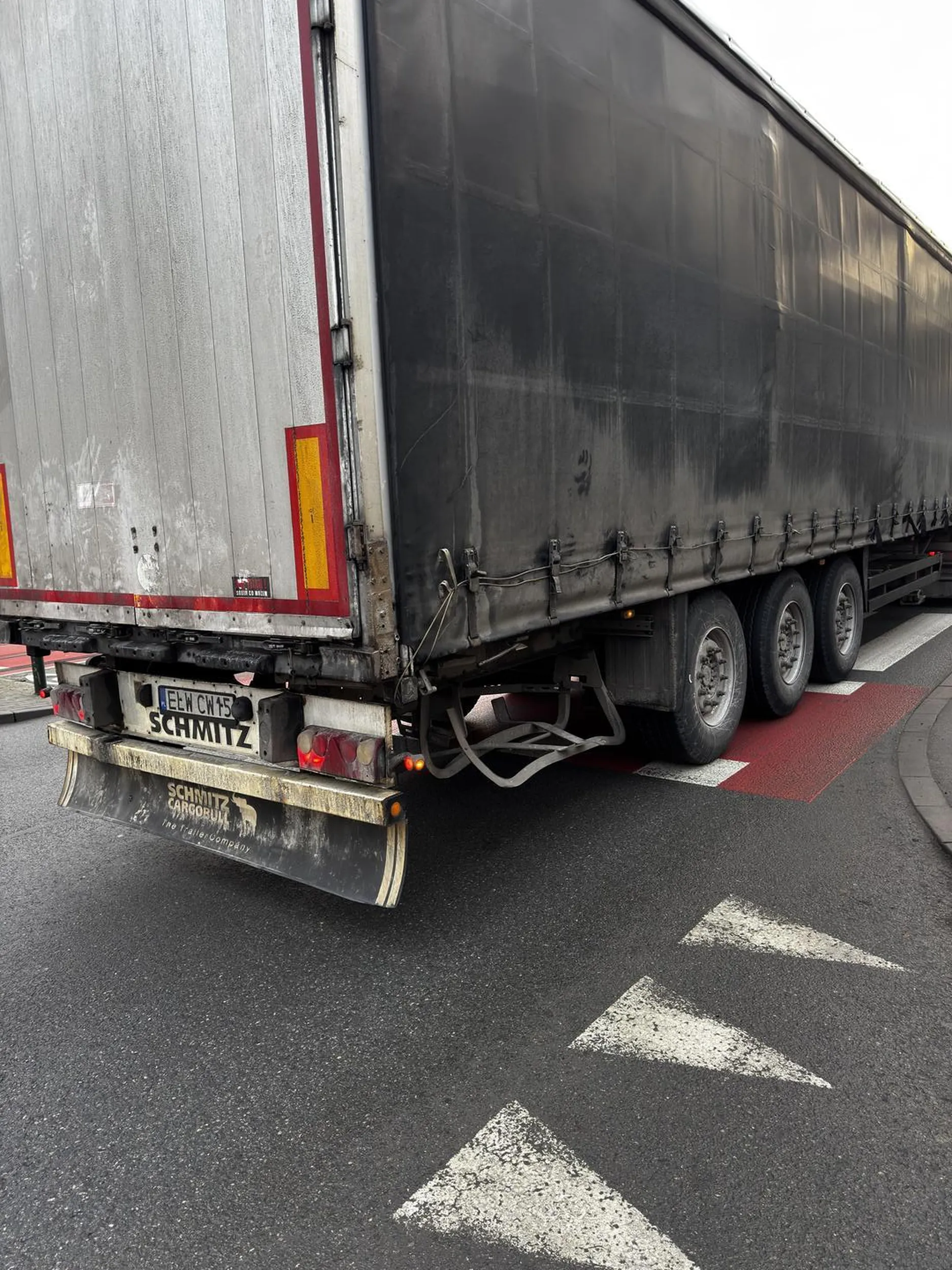 Kierowca tira, pomimo zablokowanego skrzyżowania wjeżdża na czerwonym i blokuje przejście dla pieszych (pieszy ma zielone), przejazd rowerowy i część skrzyżowania. Zdjęcia przesłane na stop agresji drogowej i złożone zeznania na Policję. Wesołych Świąt!