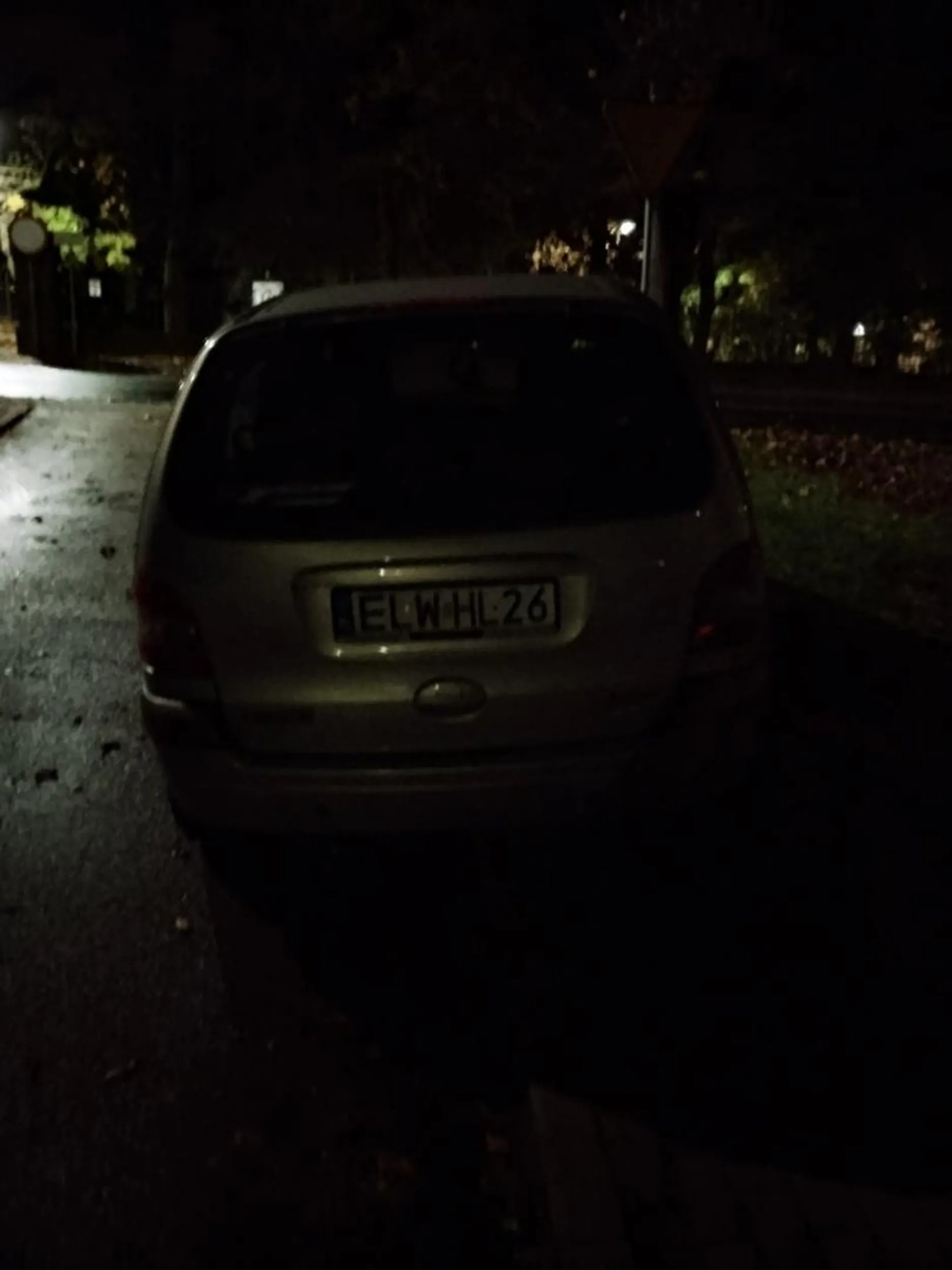 Karny Kutas za parkowanie na chodniku przed samym skrzyżowaniem ?