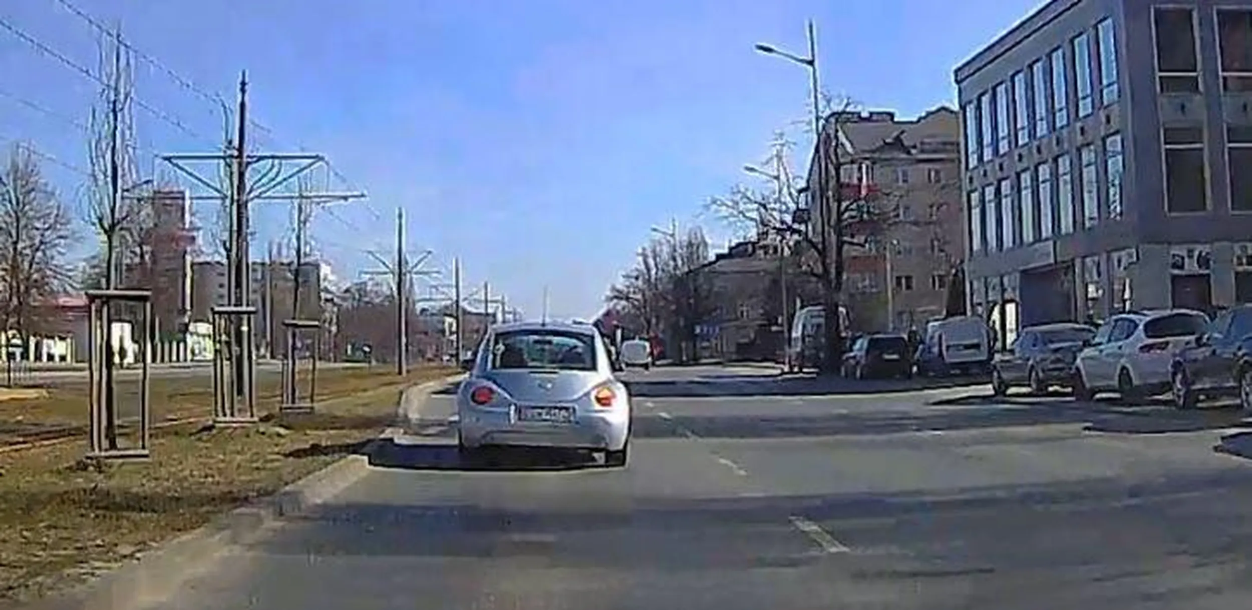 Wspaniałe opanowanie kierunkowskazu. Tak - na skrzyżowaniu pojechała w lewo. xD