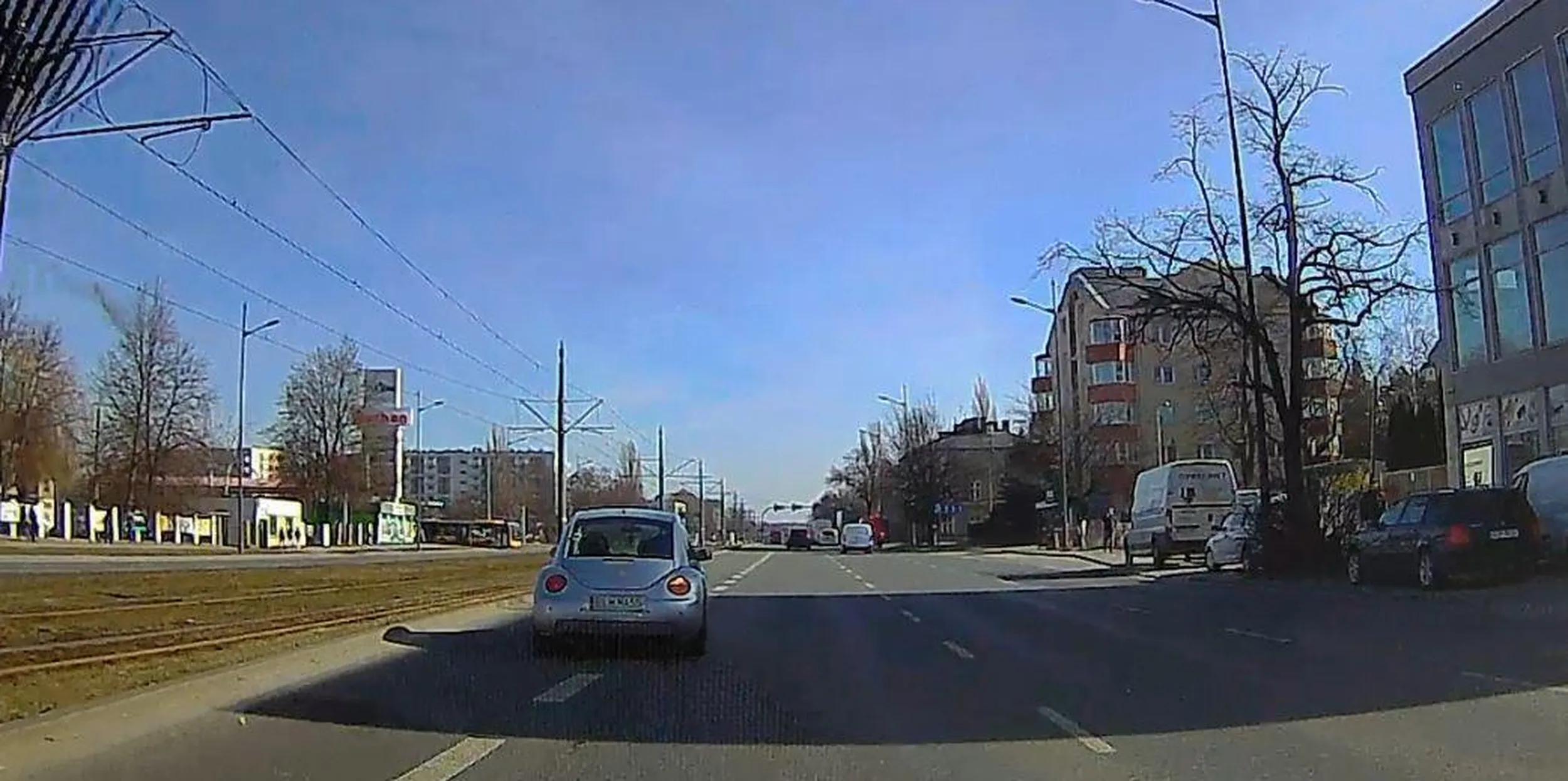 Wspaniałe opanowanie kierunkowskazu. Tak - na skrzyżowaniu pojechała w lewo. xD