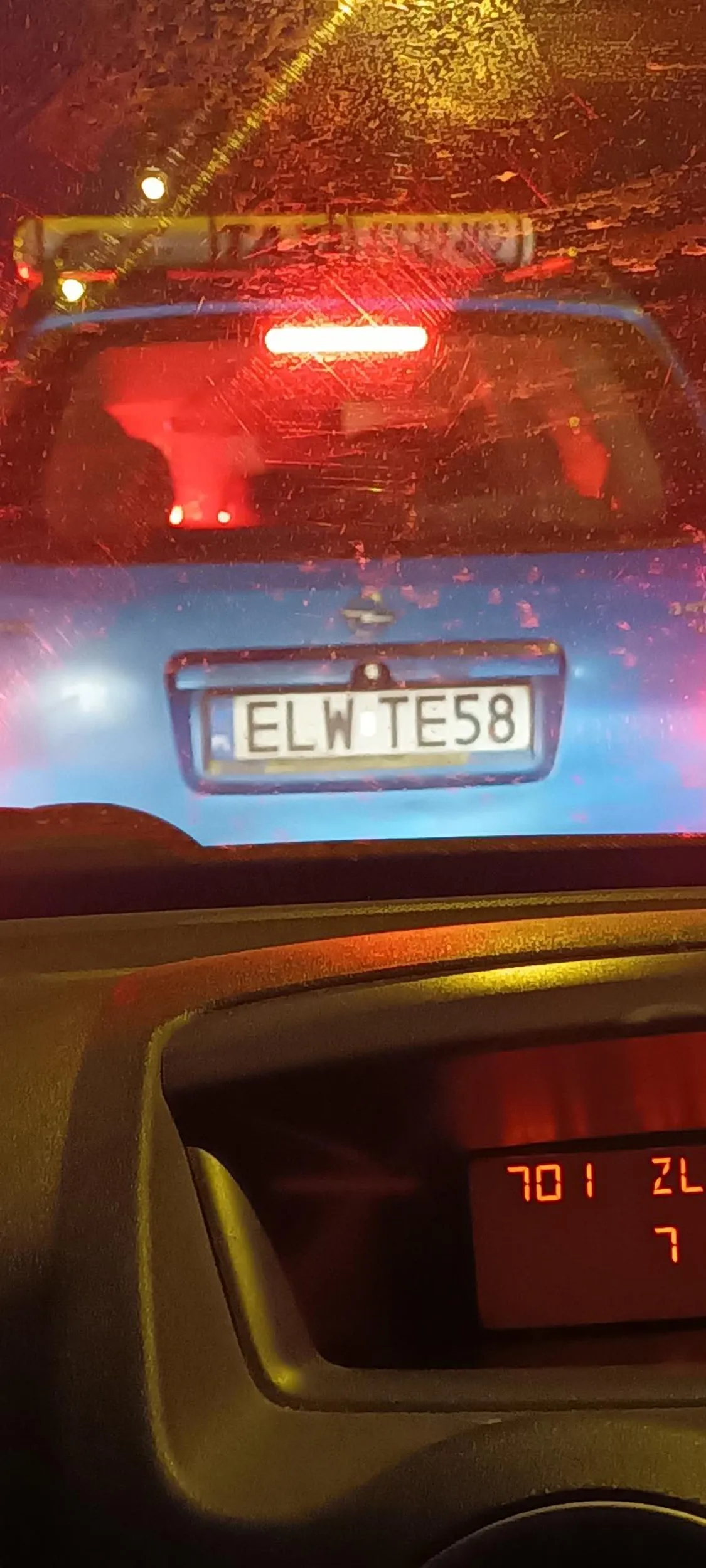 Jedzie stary dziadek, który ledwo kontaktuje. Głuchy, albo nie wiem co. Uderzył w moje auto i udawal, że nic się nie stało.