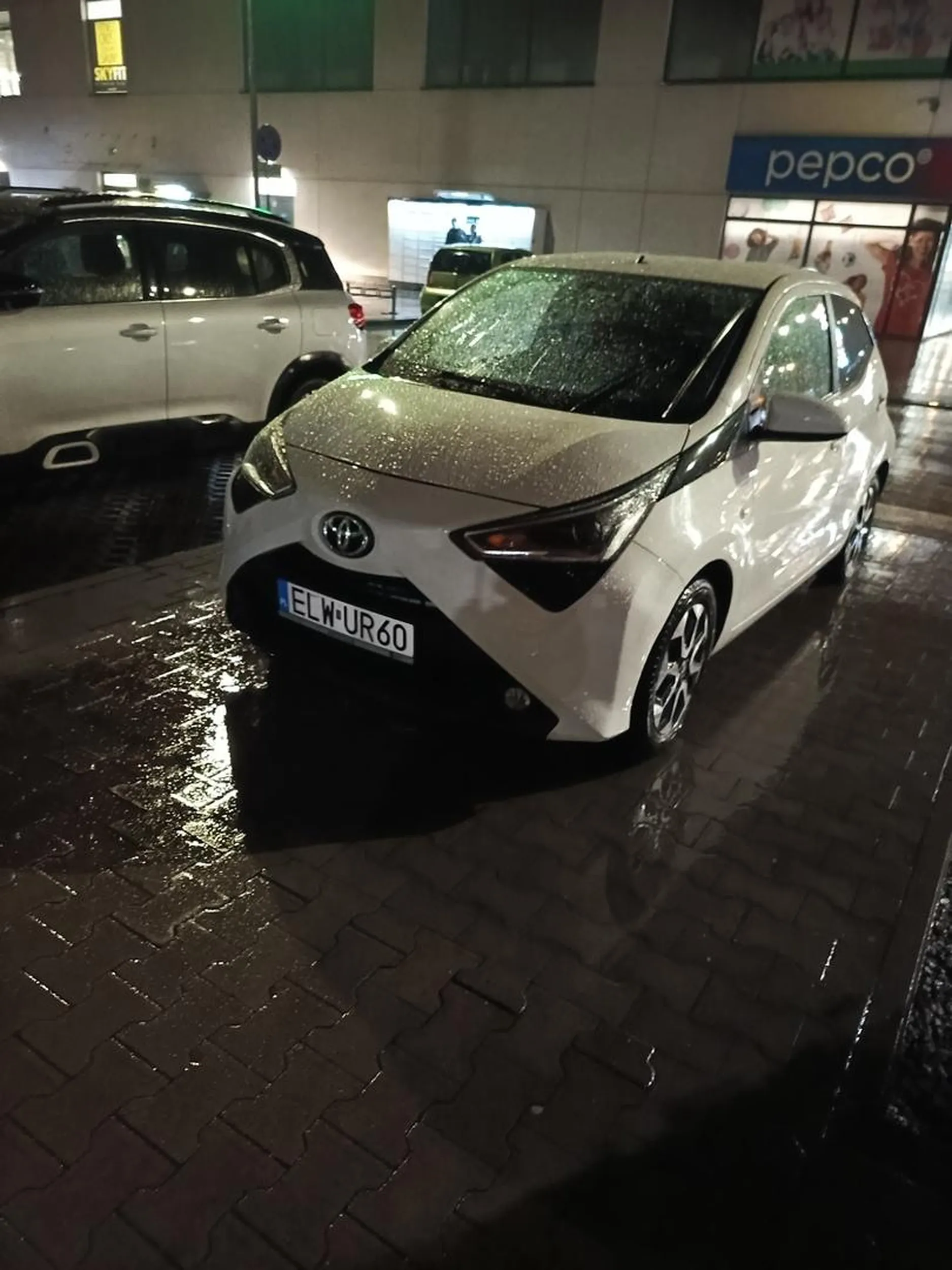 Bo miejsc na parkingu mało. Drogi kierowco trzeba było jeszcze na chodniku stanąć.