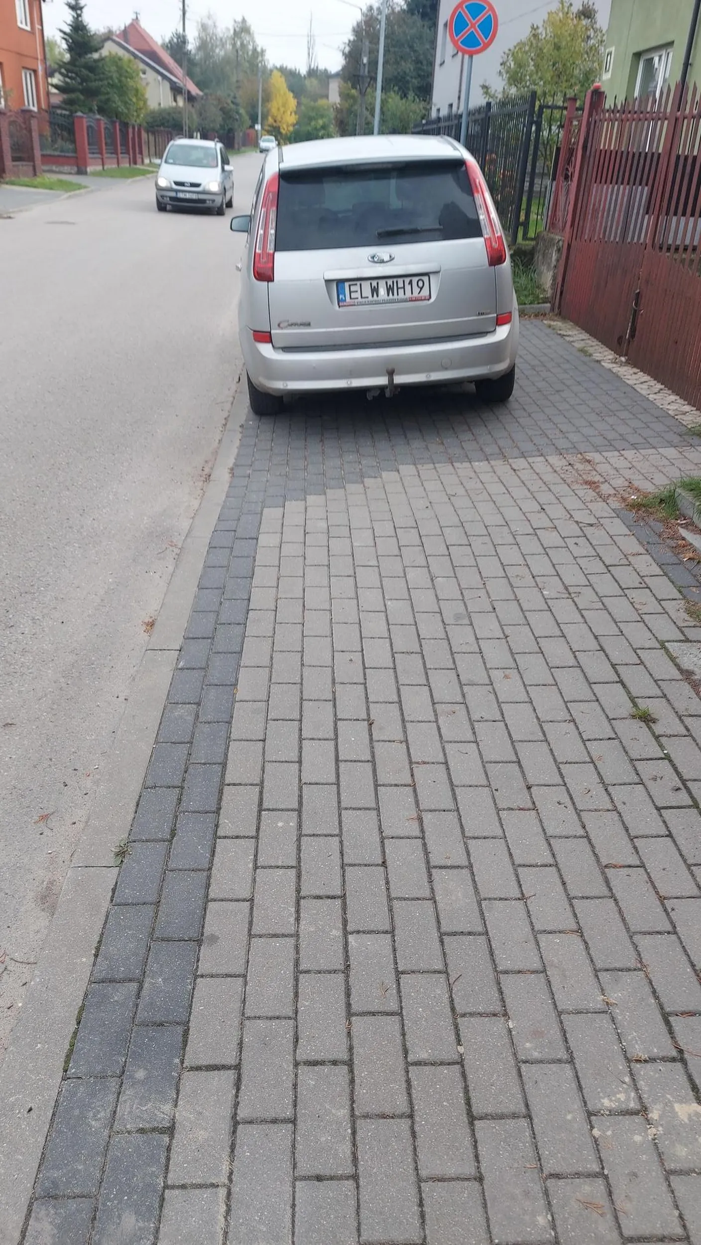 Gratuluję inteligencji za zaparkowanie na całym chodniku.