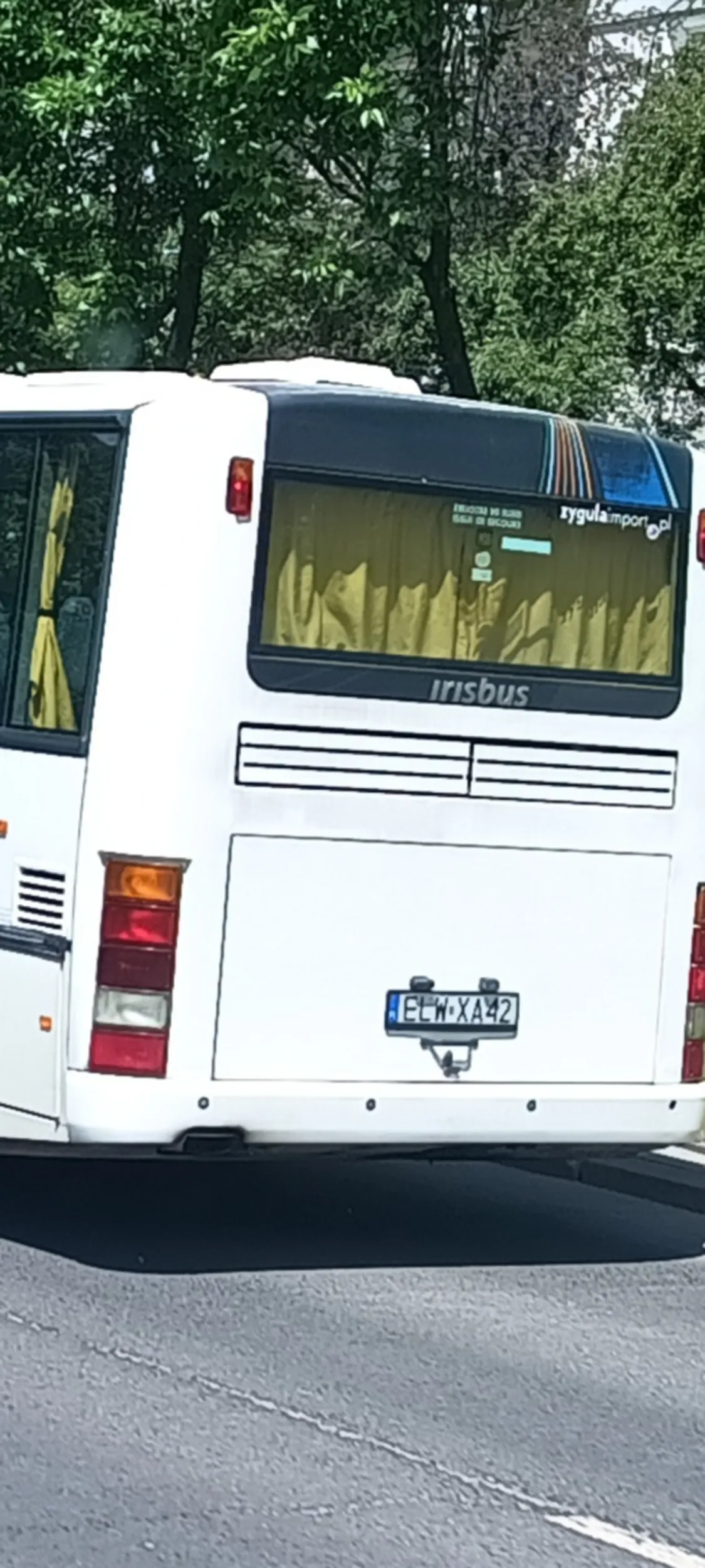 Przejeżdża na czerwonym !!! Po zwróceniu uwagi jeszcze się fafluni. Kierowca 70+