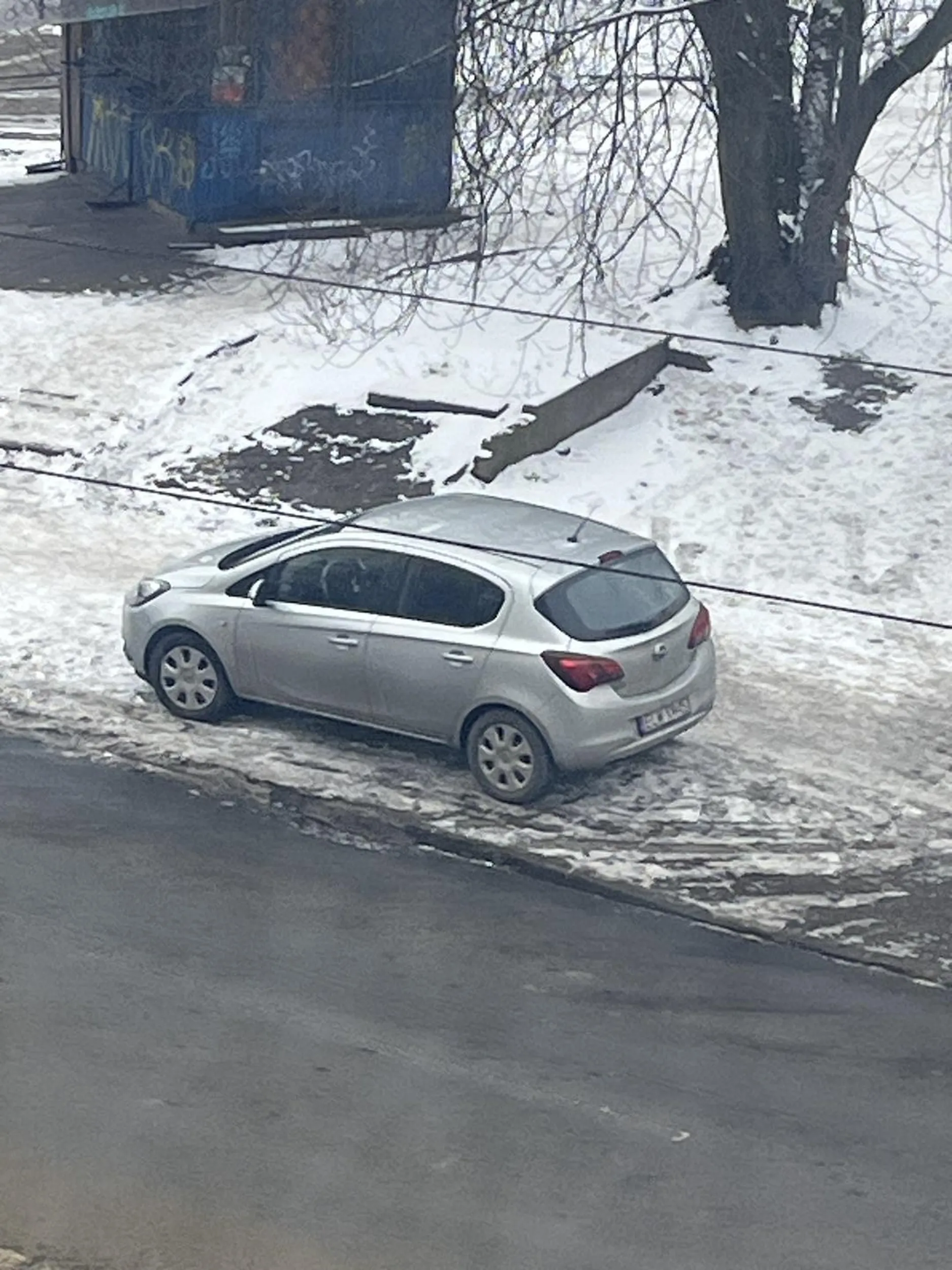 Staje na środku chodnika i blokuje przejazd