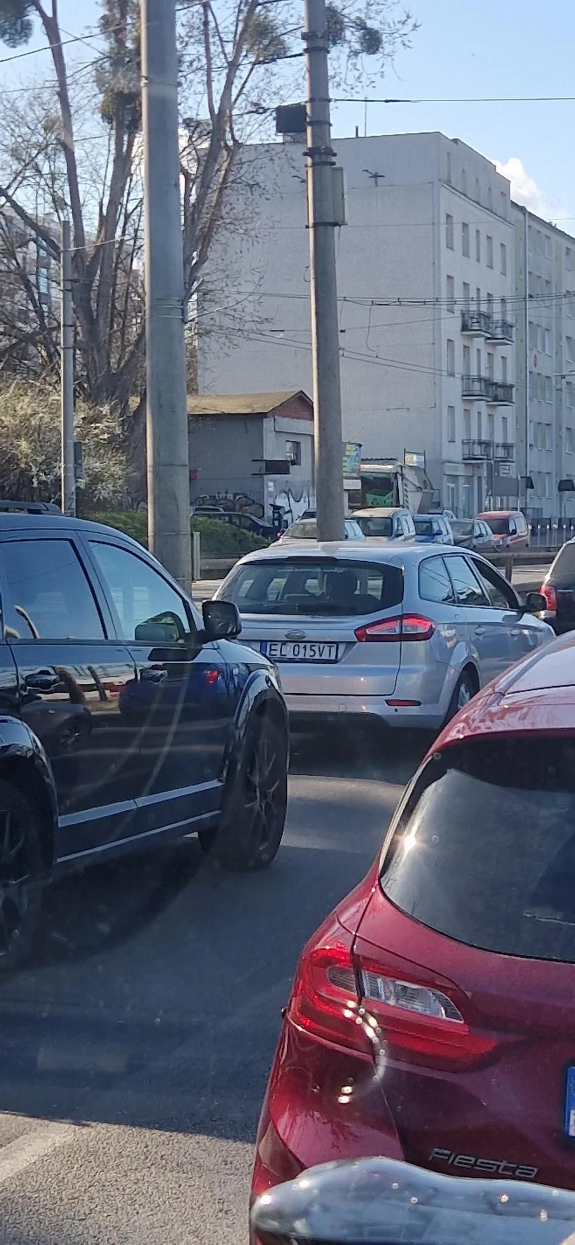 Podczas jazdy w korku 4 razy nie chciała wpuścić nikogo przy jeździe na suwak