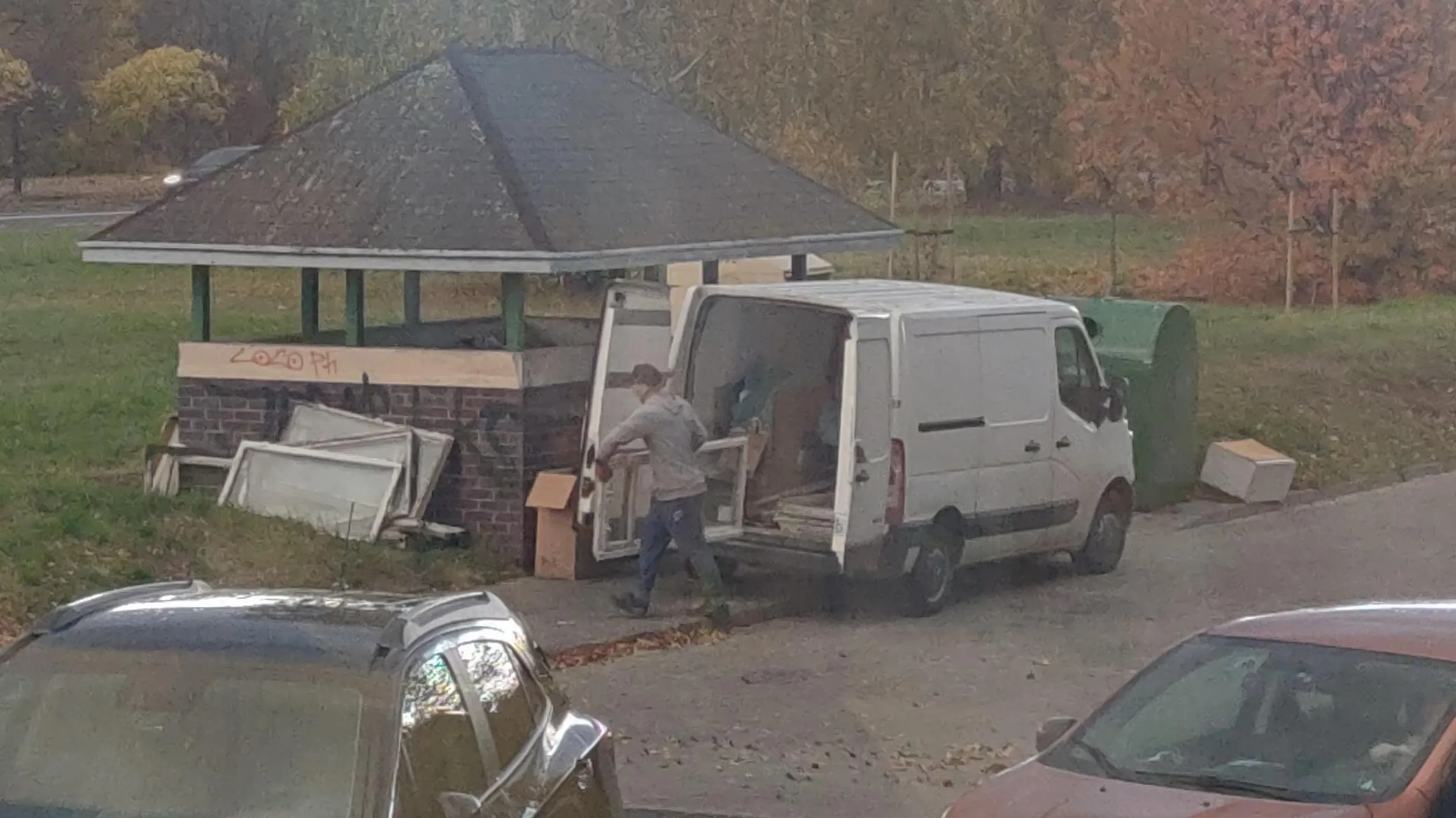 Typiarz podrzuca śmieci wielkogabarytowe (stare okna) na pergole śmietnikowe na osiedlu