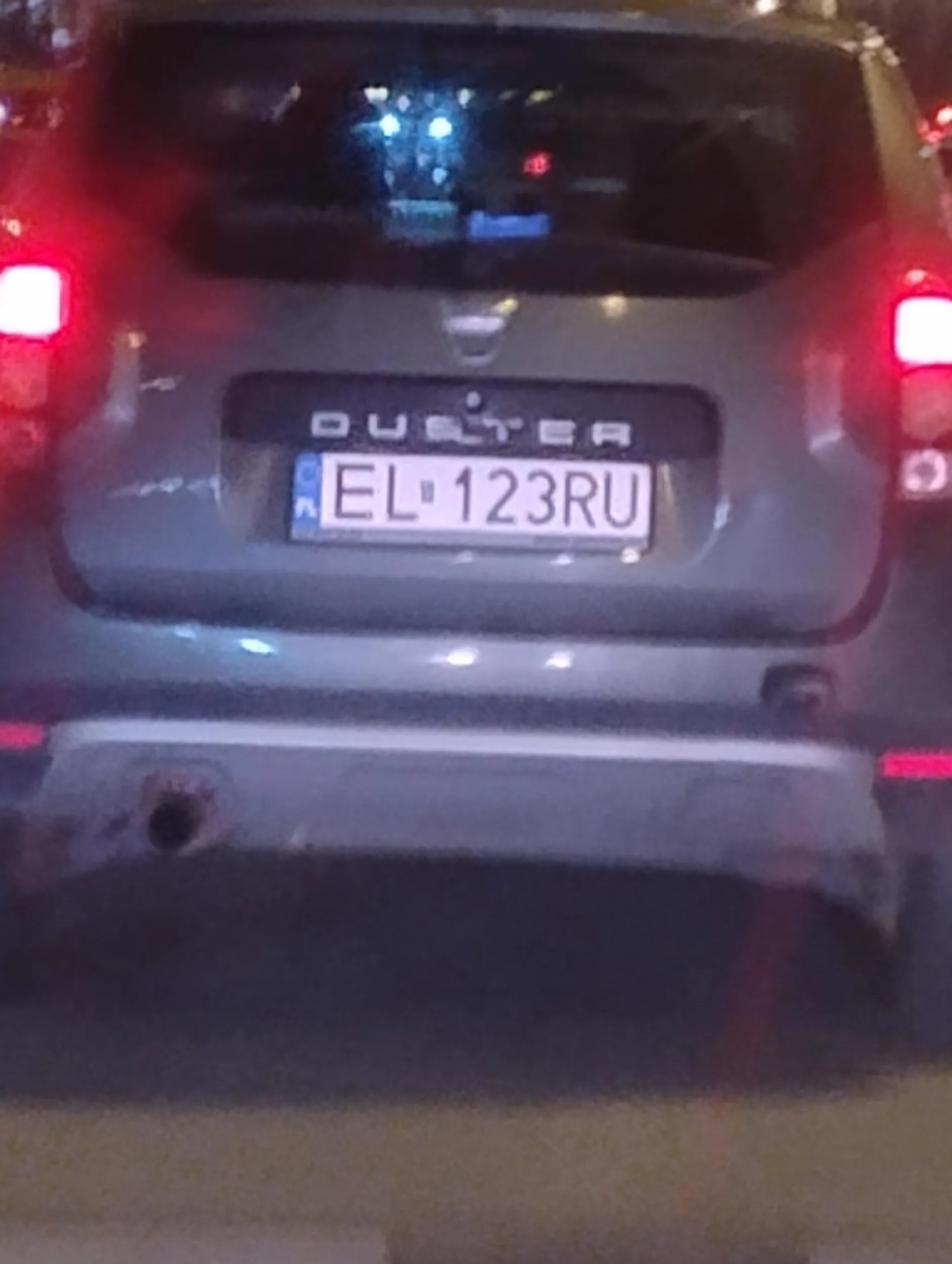 Kierowca dacii duster na czerwonym świetle podszedł do mojego samochodu, zaczął walić w szybę groził mi pobiciem. Powodem jego agresji było to, że nie przyjechałem na czerwonym świetle. Później wyprzedził mnie na pasach, jadąc na czołówkę.