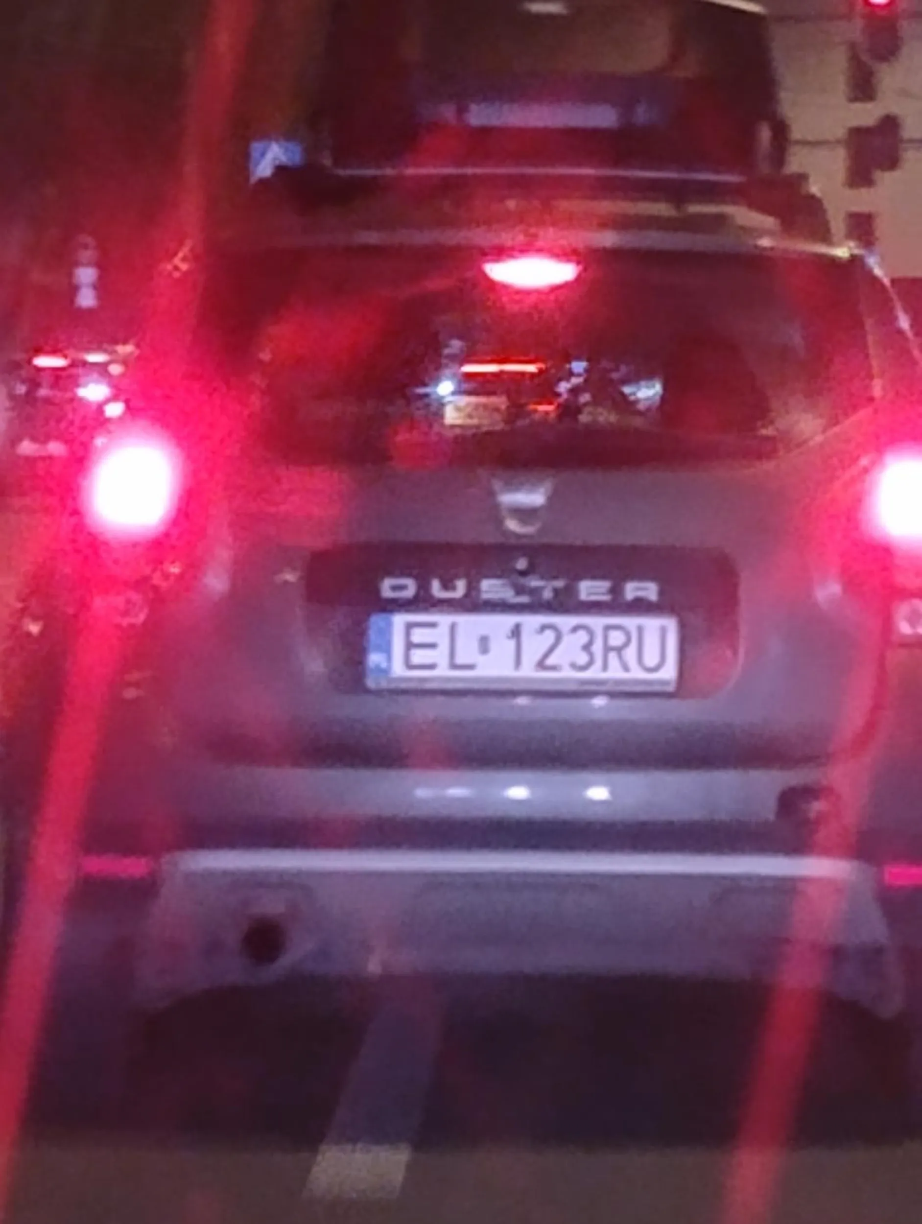 Kierowca dacii duster na czerwonym świetle podszedł do mojego samochodu, zaczął walić w szybę groził mi pobiciem. Powodem jego agresji było to, że nie przyjechałem na czerwonym świetle. Później wyprzedził mnie na pasach, jadąc na czołówkę.